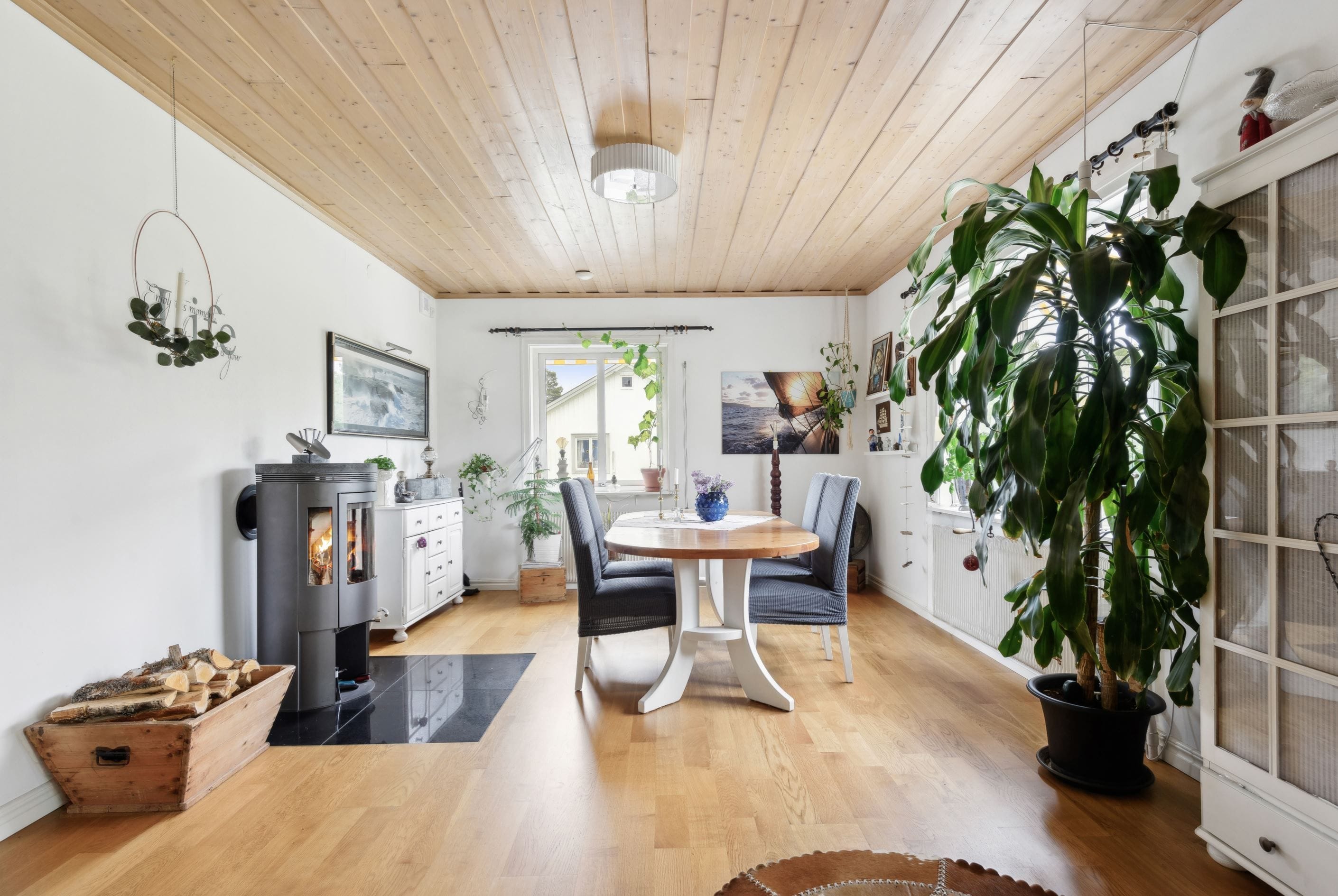 Vardagsrum med salongsdel