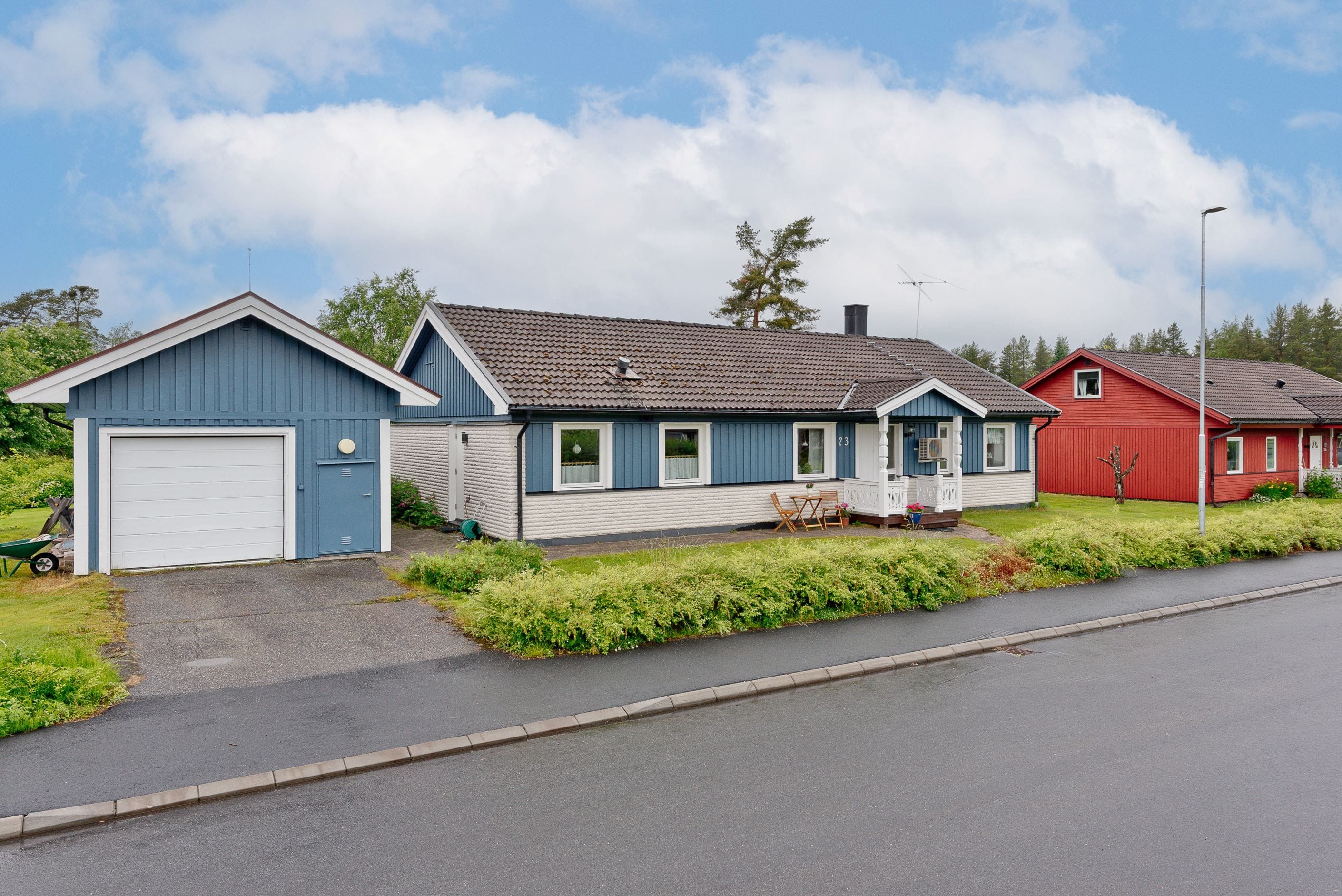 Framsida - uppfart med garage