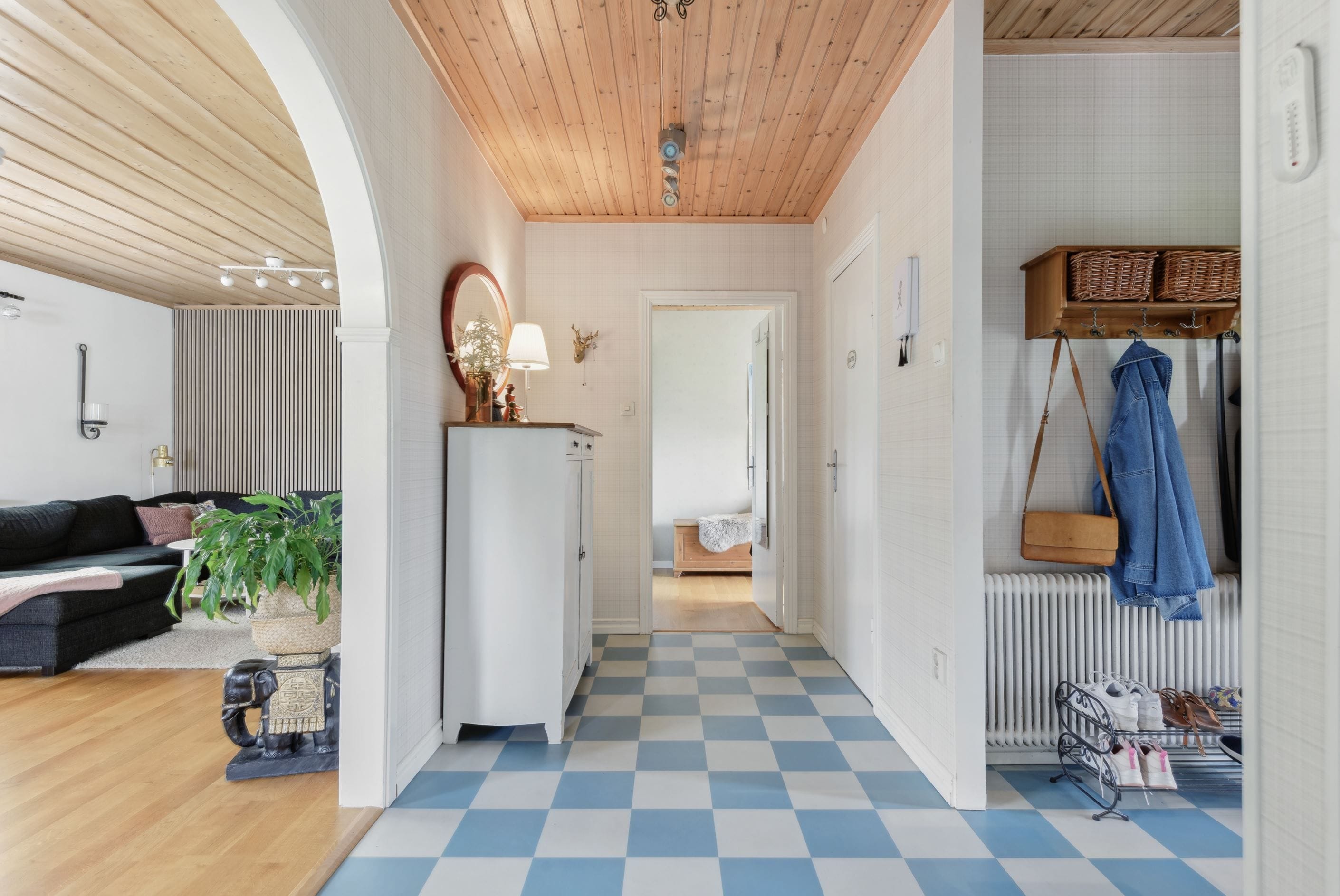 Inre hall mot sovrum och toalett