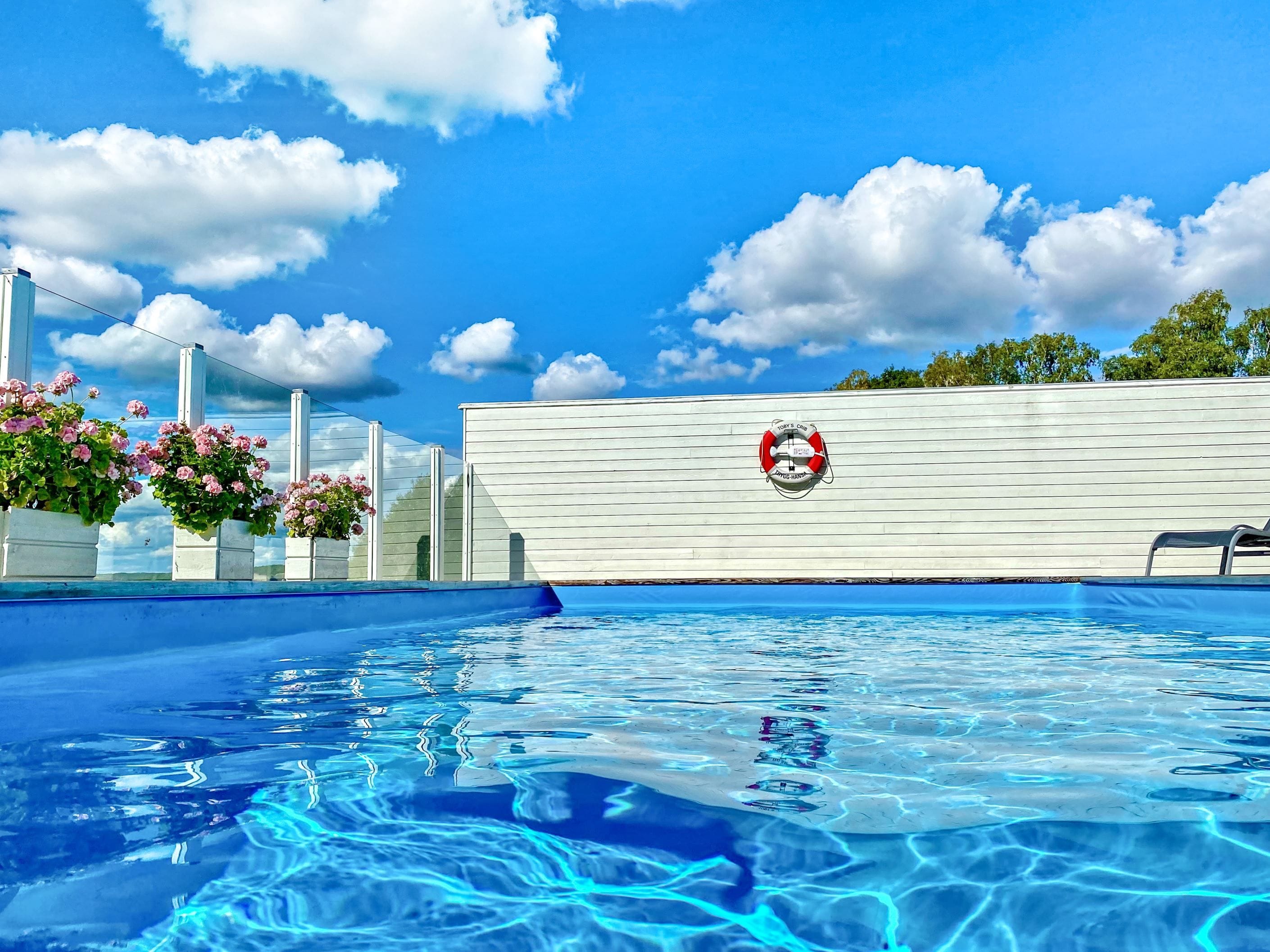 Pool 4X7 meter.