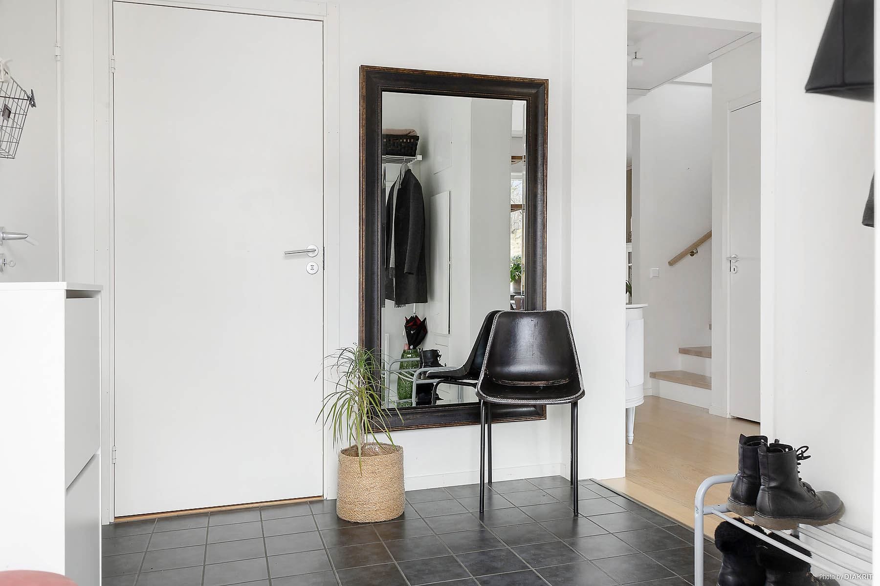 Välkomnande hall med plats för avhängning.