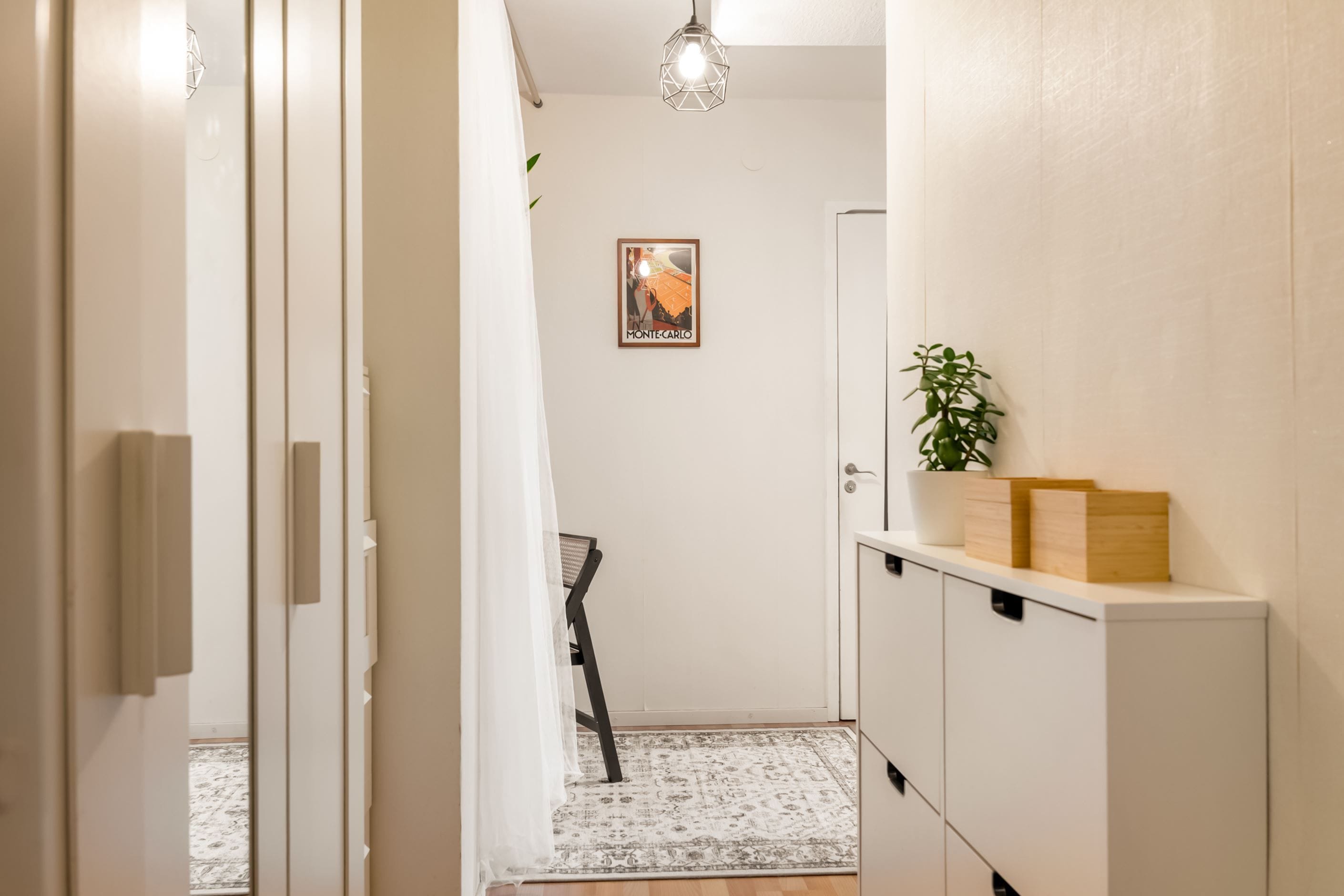 Välkomnande hall med gott om förvaringsmöjligheter.