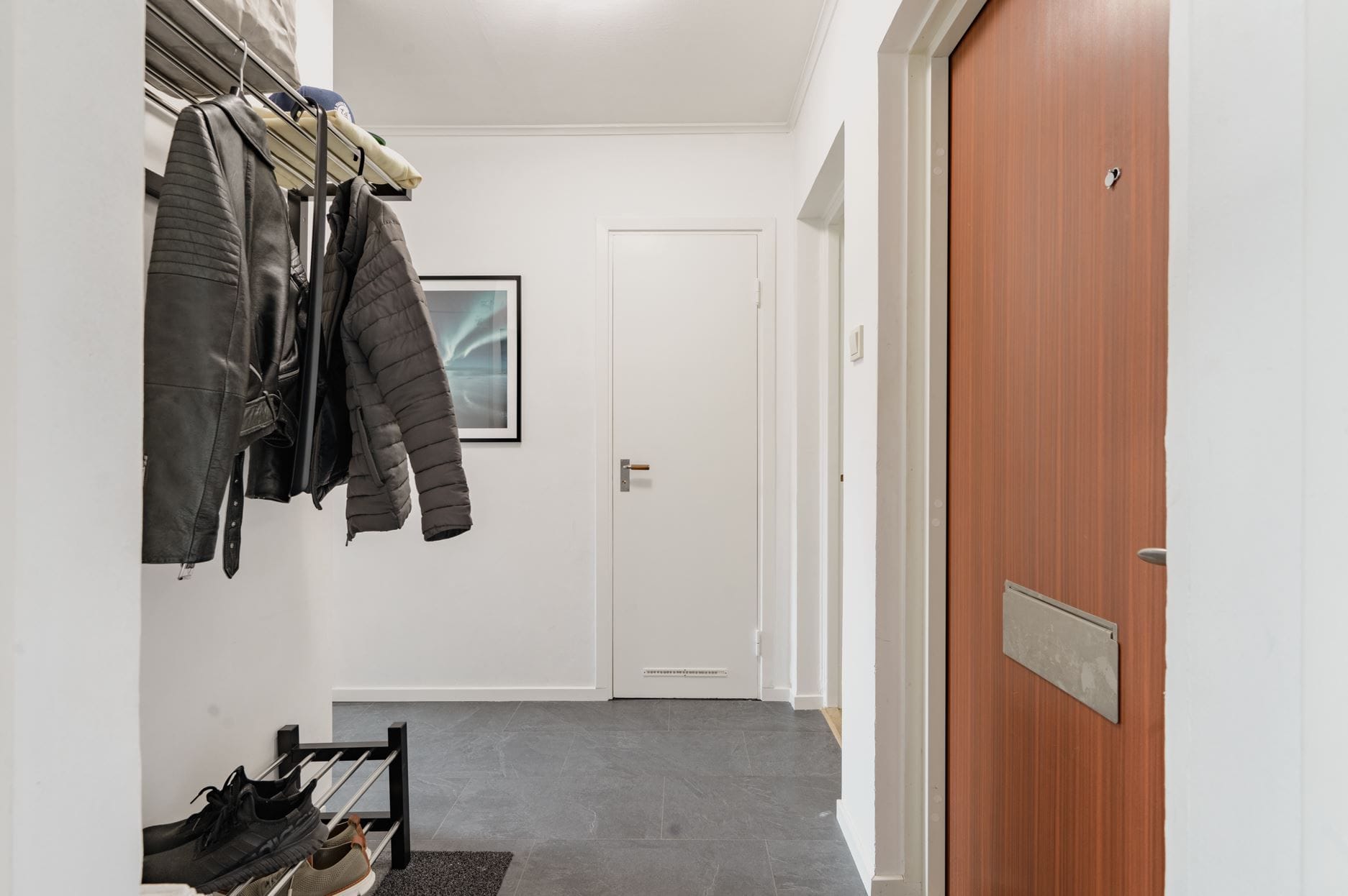 Välkomnande hall med plats för avhängning.