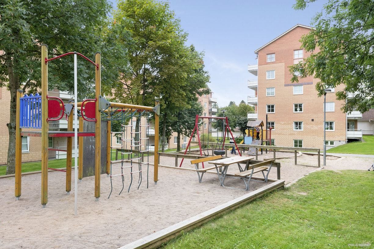 Flera fina lekplatser på innergårdarna runt omkring i bostadsområdet