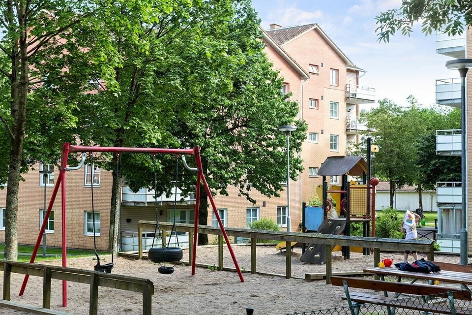 Flera fina lekplatser på innergårdarna runt omkring i bostadsområdet