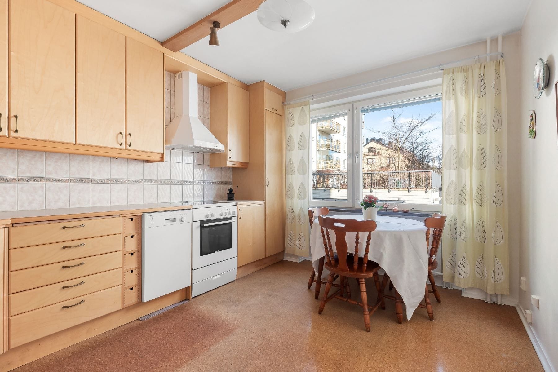 Rymligt kök med plats för matbord