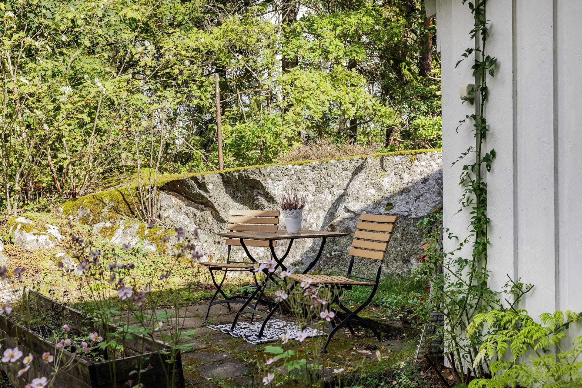 Uteplats utanför den separata lägenheten