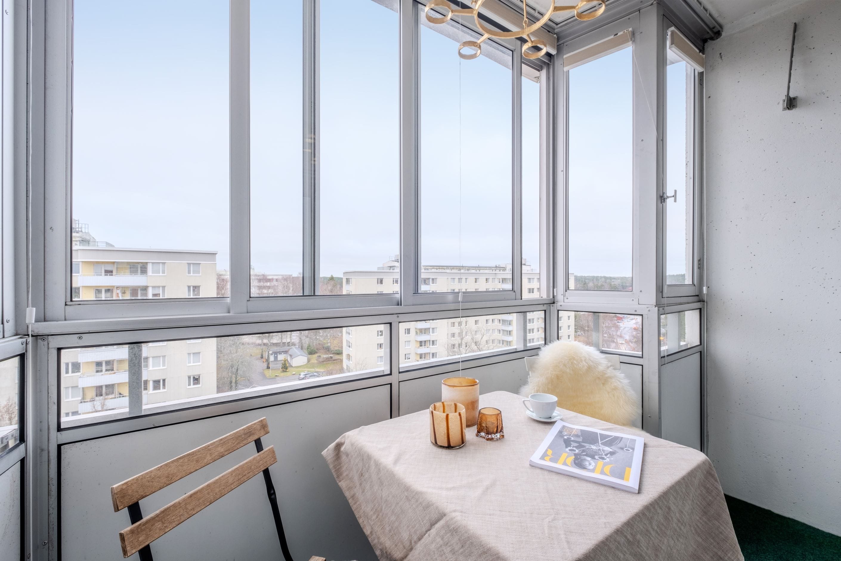 Inglasad balkong gott om plats för möbler efter önskemål