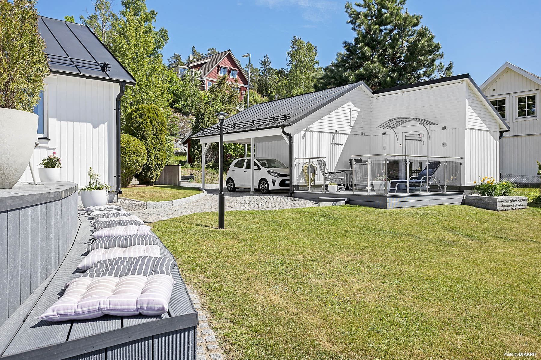 Förråd och uteplats bakom garage och carport