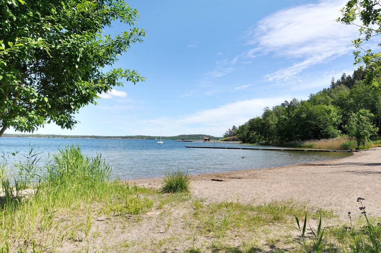 Trinntorpsbadet med båtbryggan i bakgrunden