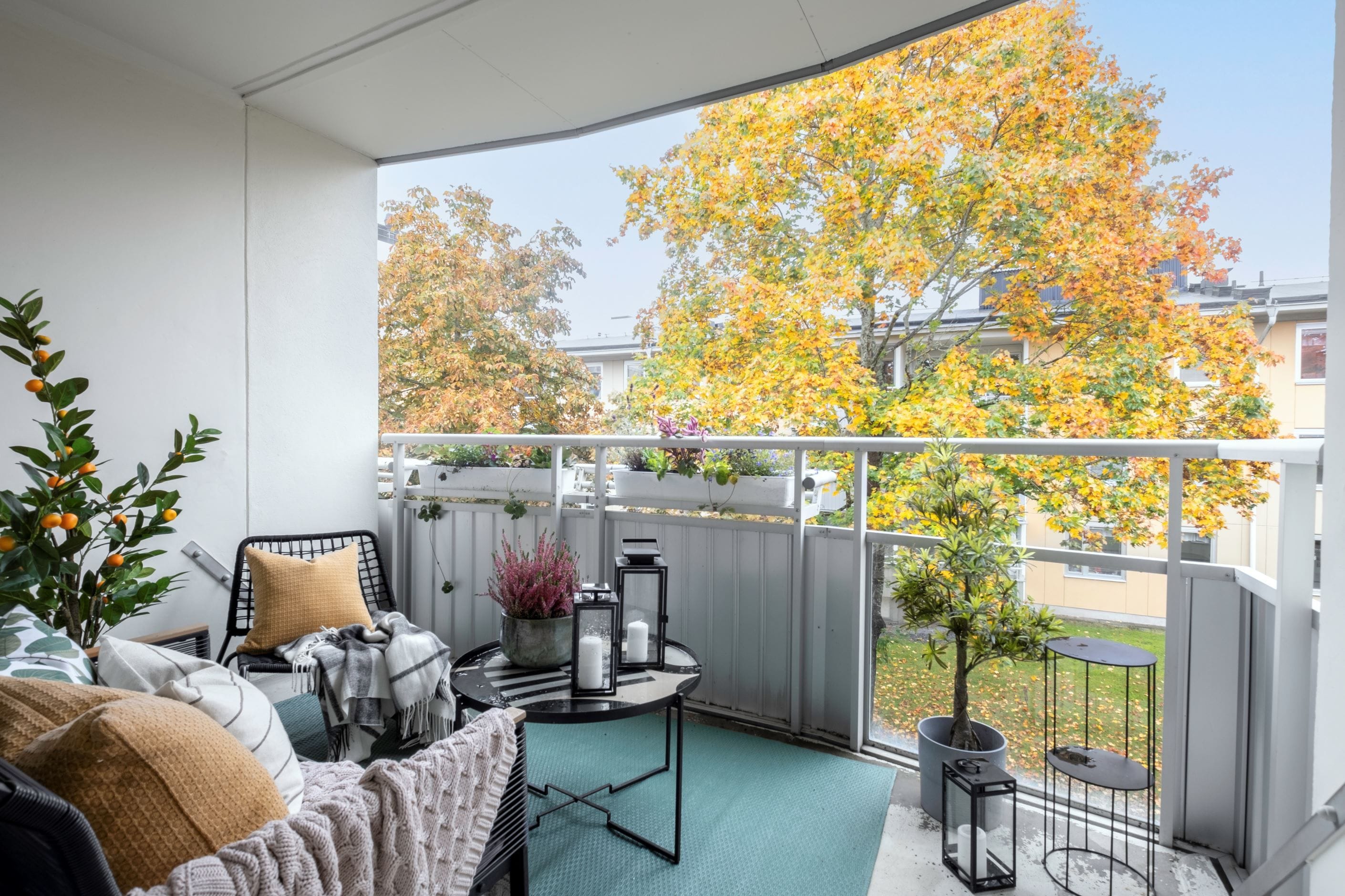 Stor balkong med morgon- och förmiddagssol