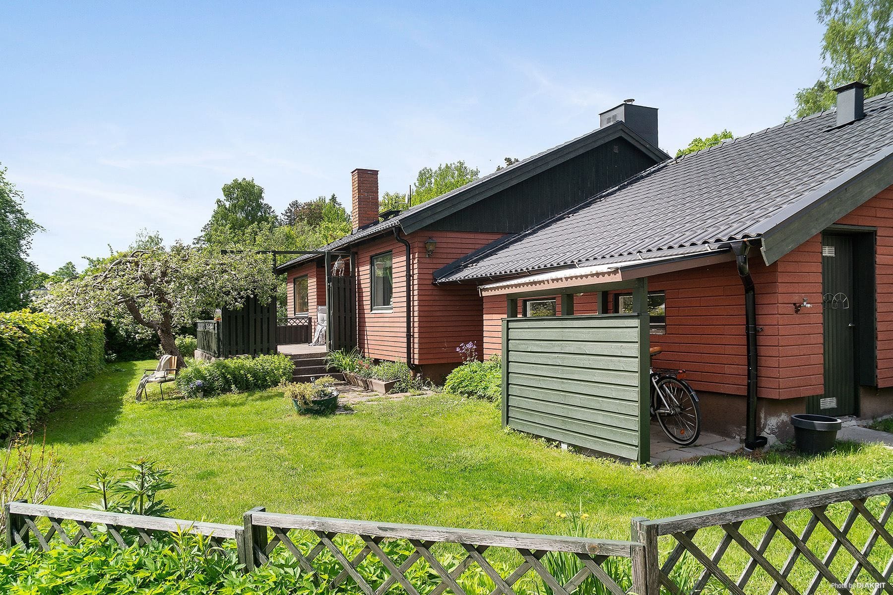 Plan tomt med fina gräsytor