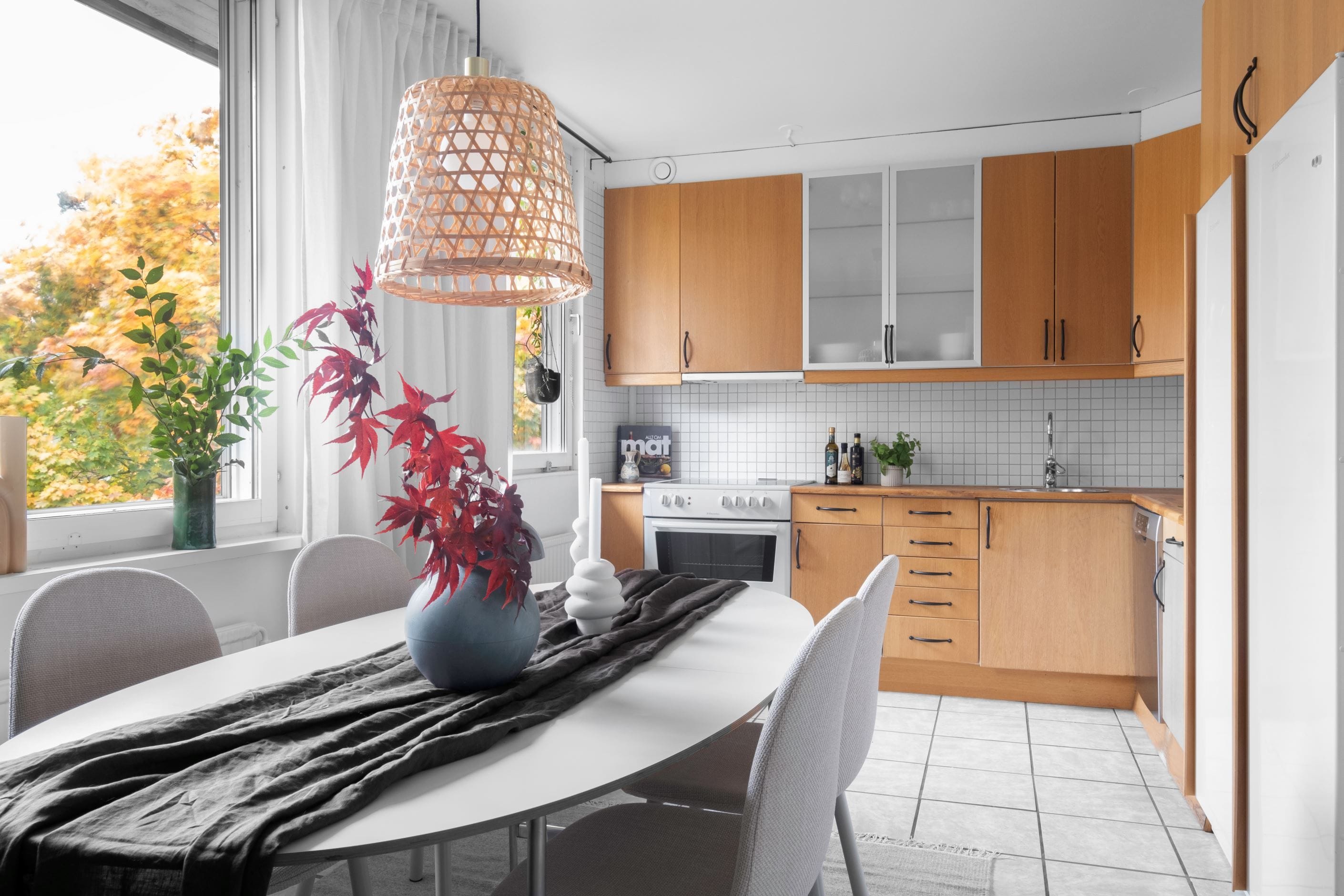 Stilrent och ljust kök plats för matgrupp
