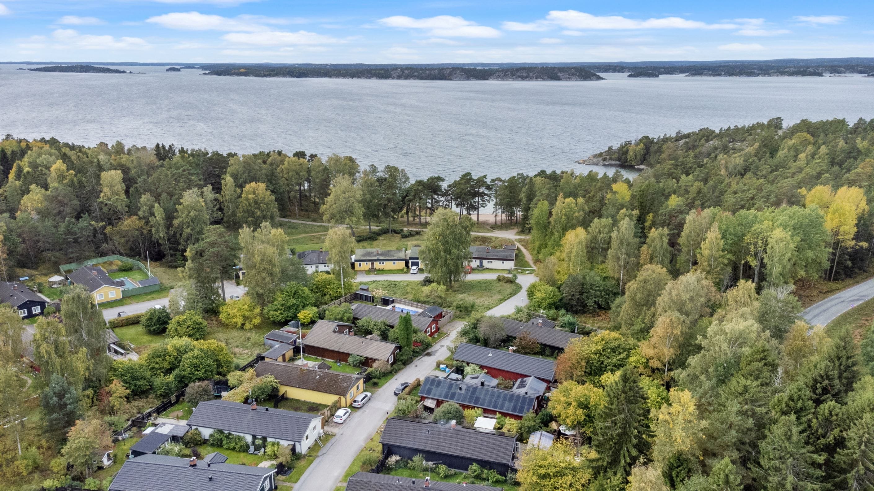 Endast 200 m till en av Värmdös vackraste sandstränder.