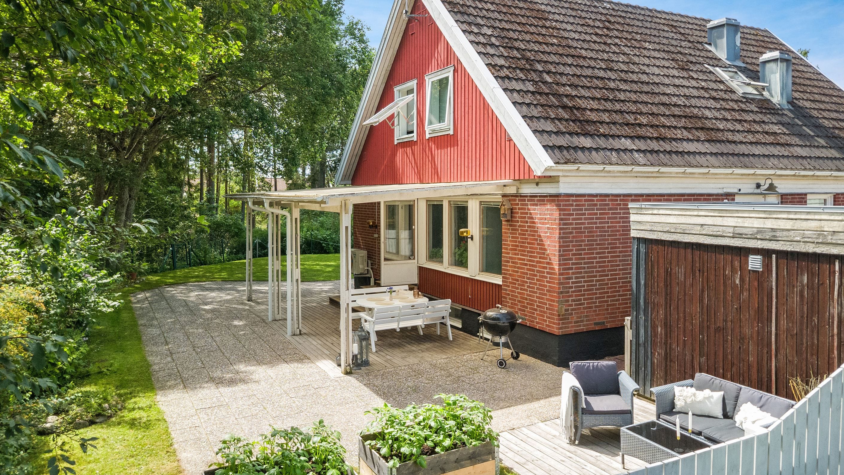 Uteplats under tak åt öst med förmiddagssol.