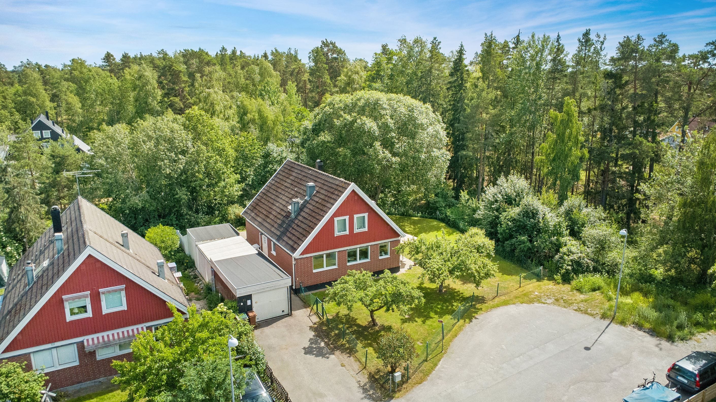 Gavelfastighet åt sydväst med allmänning som närmsta granne.