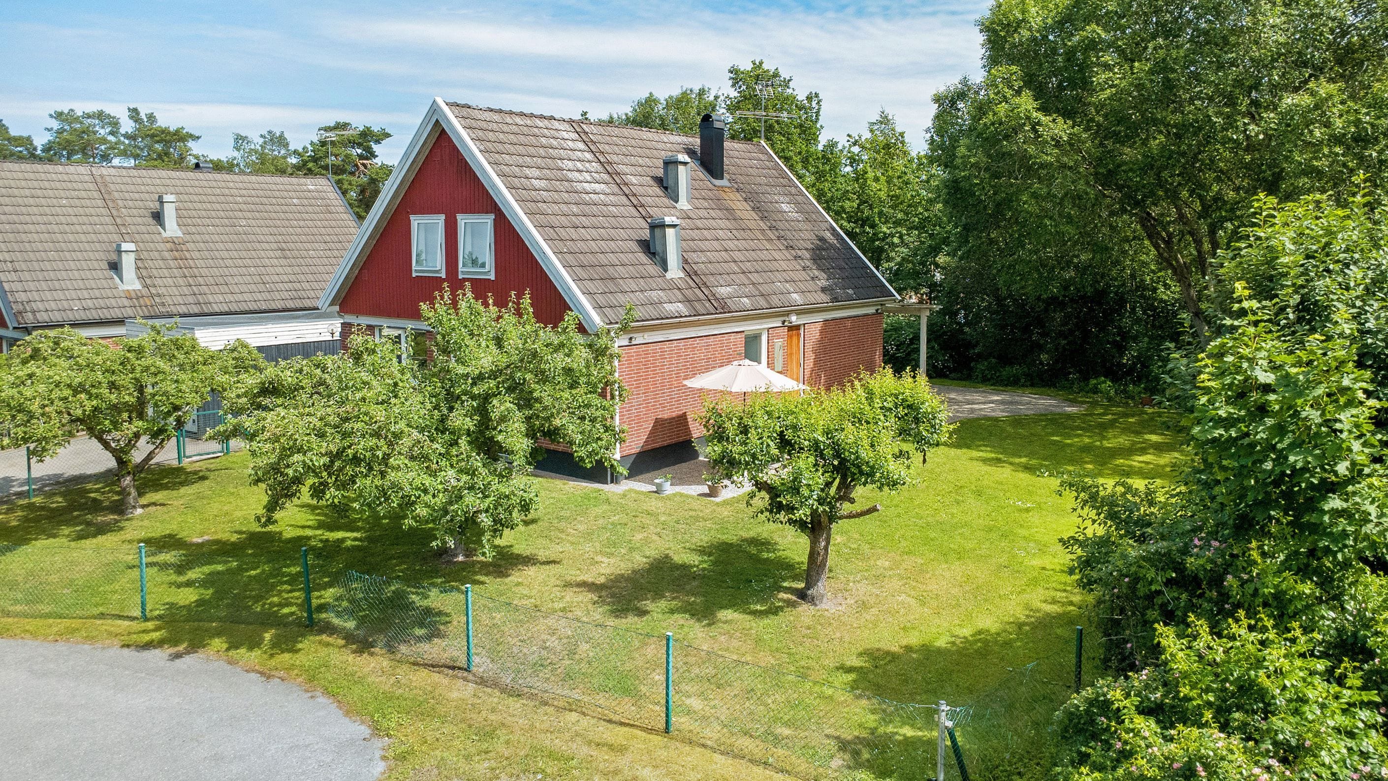 Stor härlig trädgård åt sydväst.