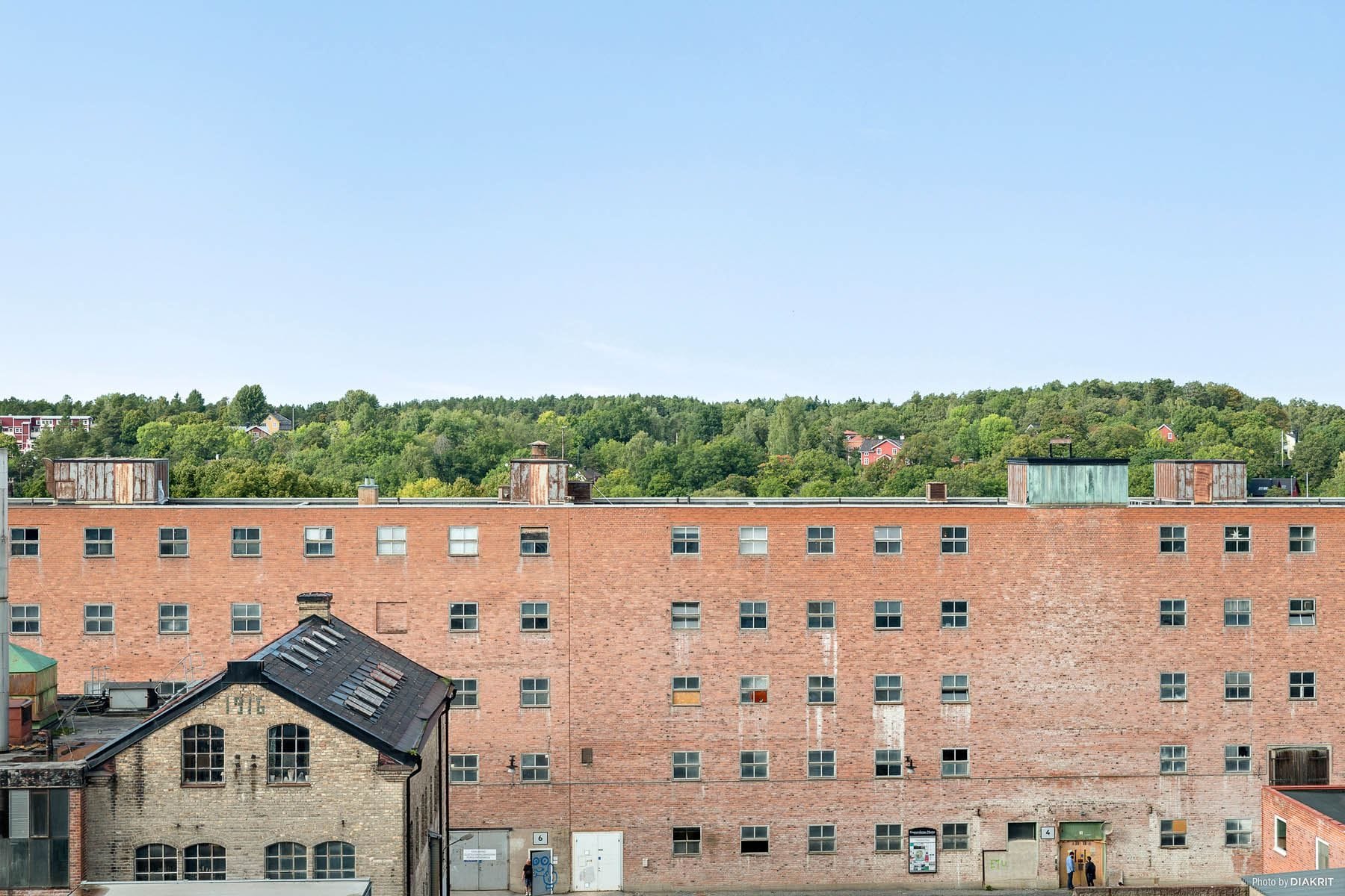 Närliggande ateljehus i klassisk industristil