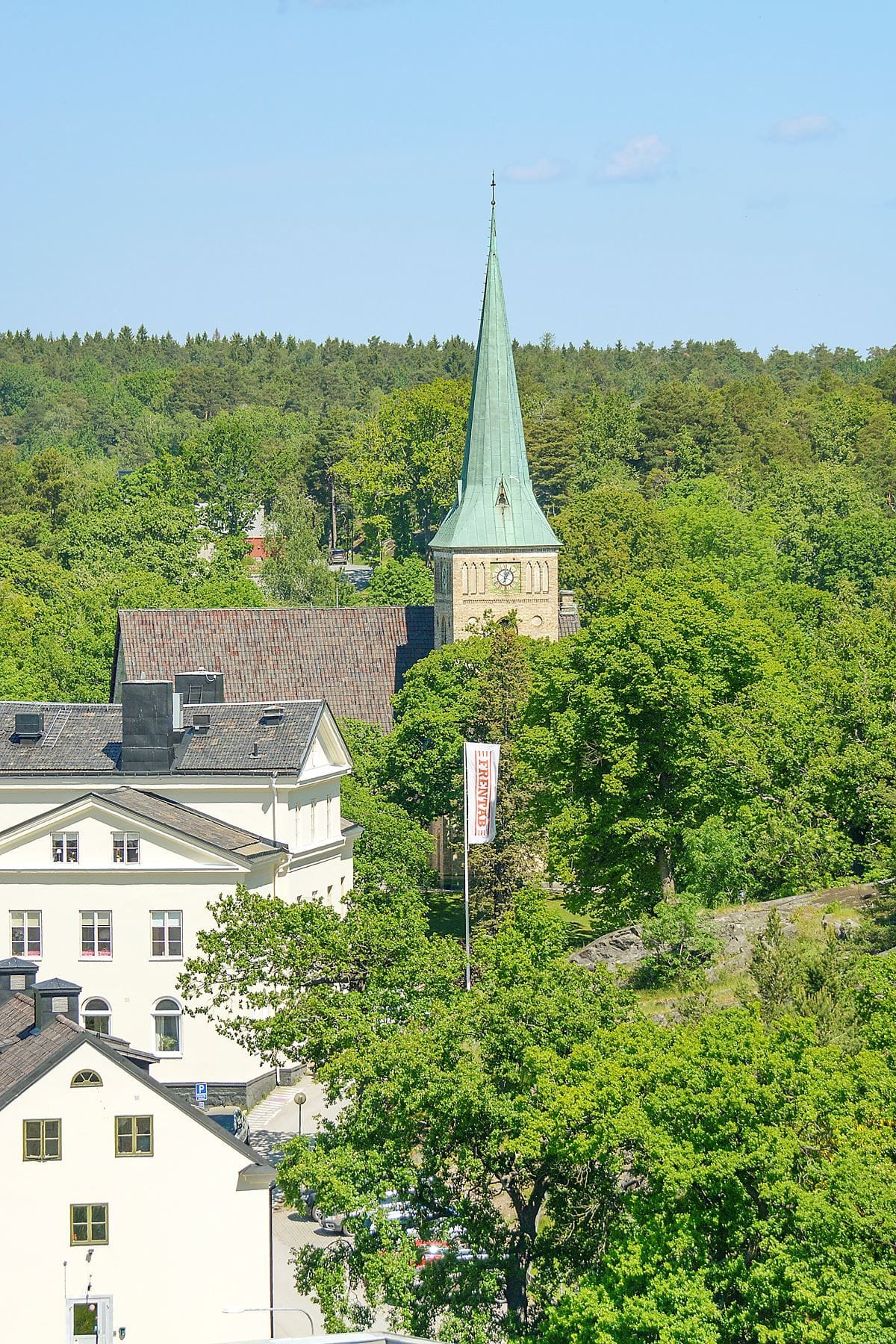 Vy mot kyrkan från takterrassen på Fabrikshuset