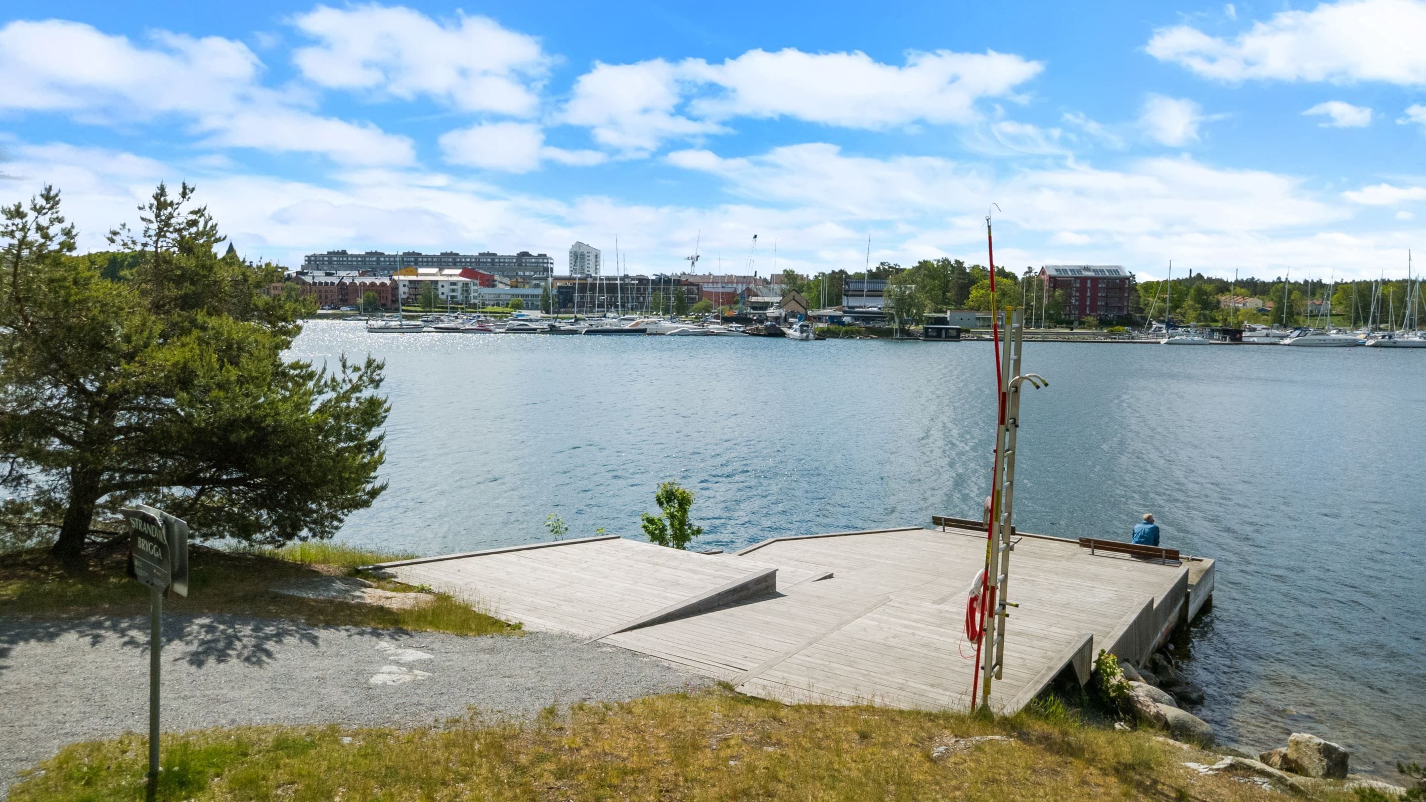 Sol och badbrygga (belägen på norra stranden).
