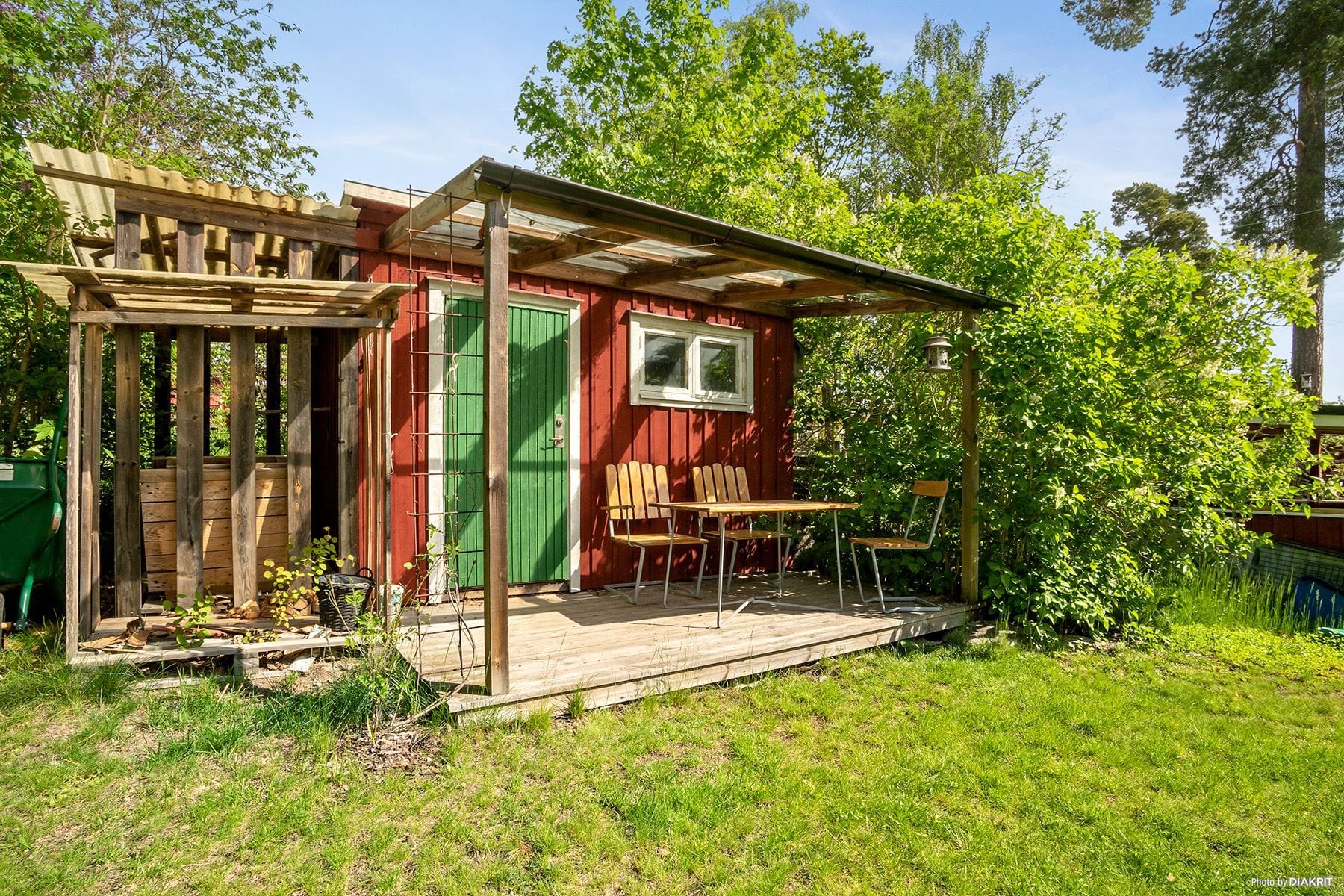 Friggebod med egen uteplats under tak