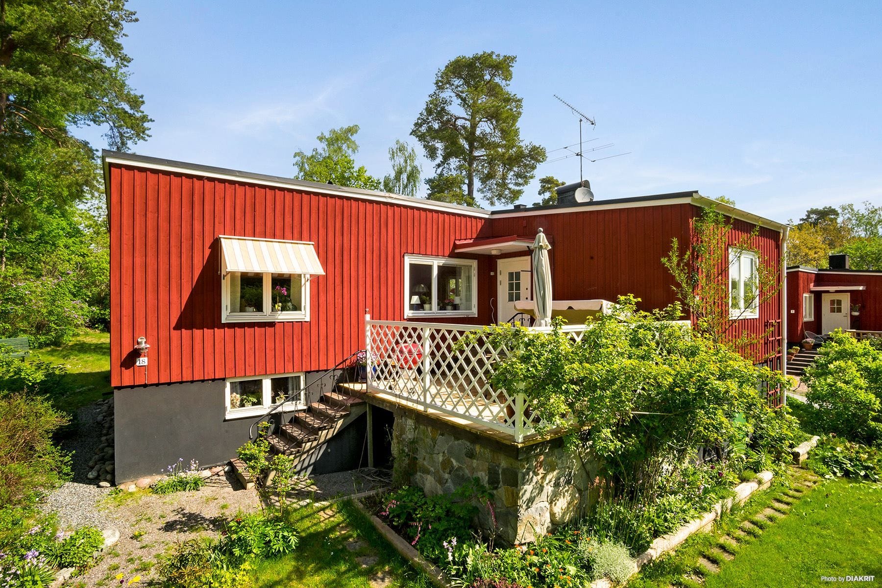 Utbyggd vinkelvilla med helt inredd källare, carport och friggebod