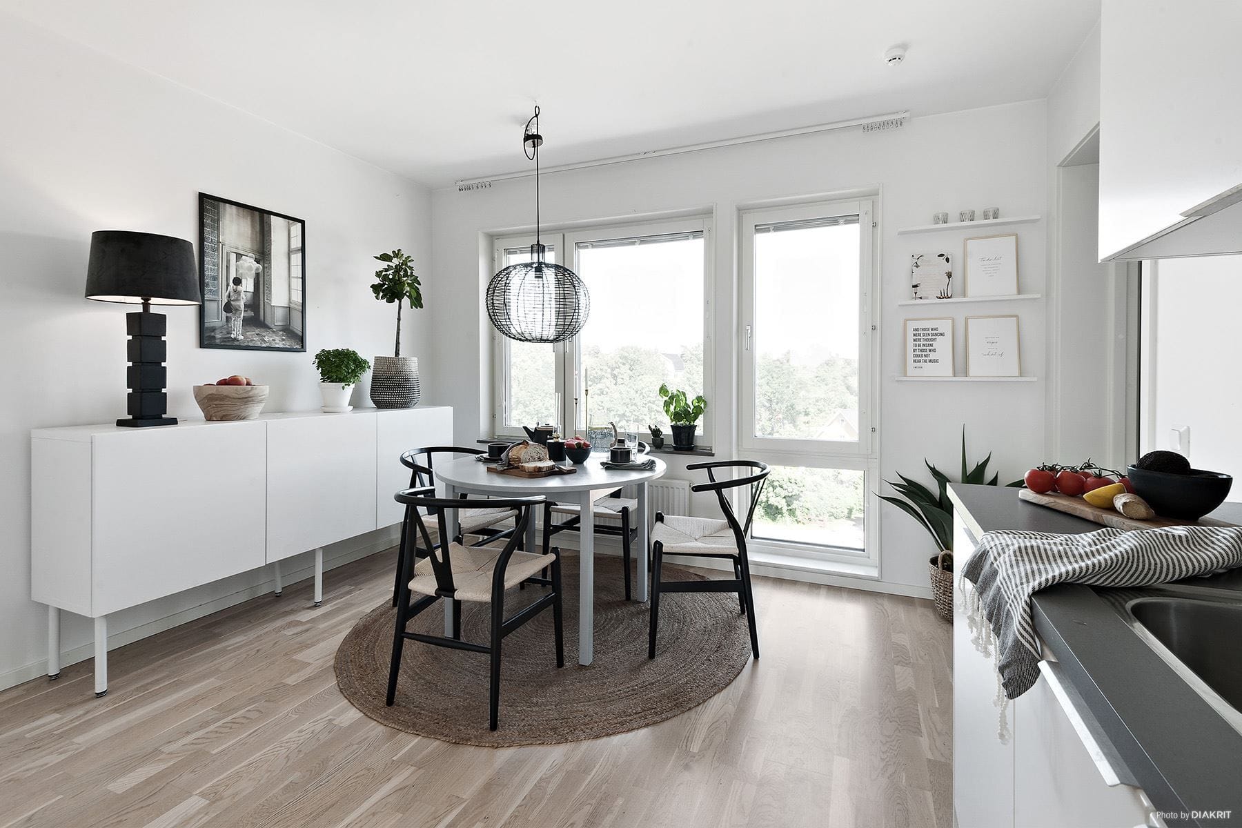 Matplats vid fönstren