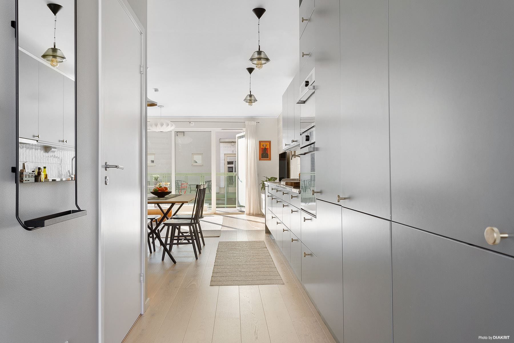 Från hall mot kök