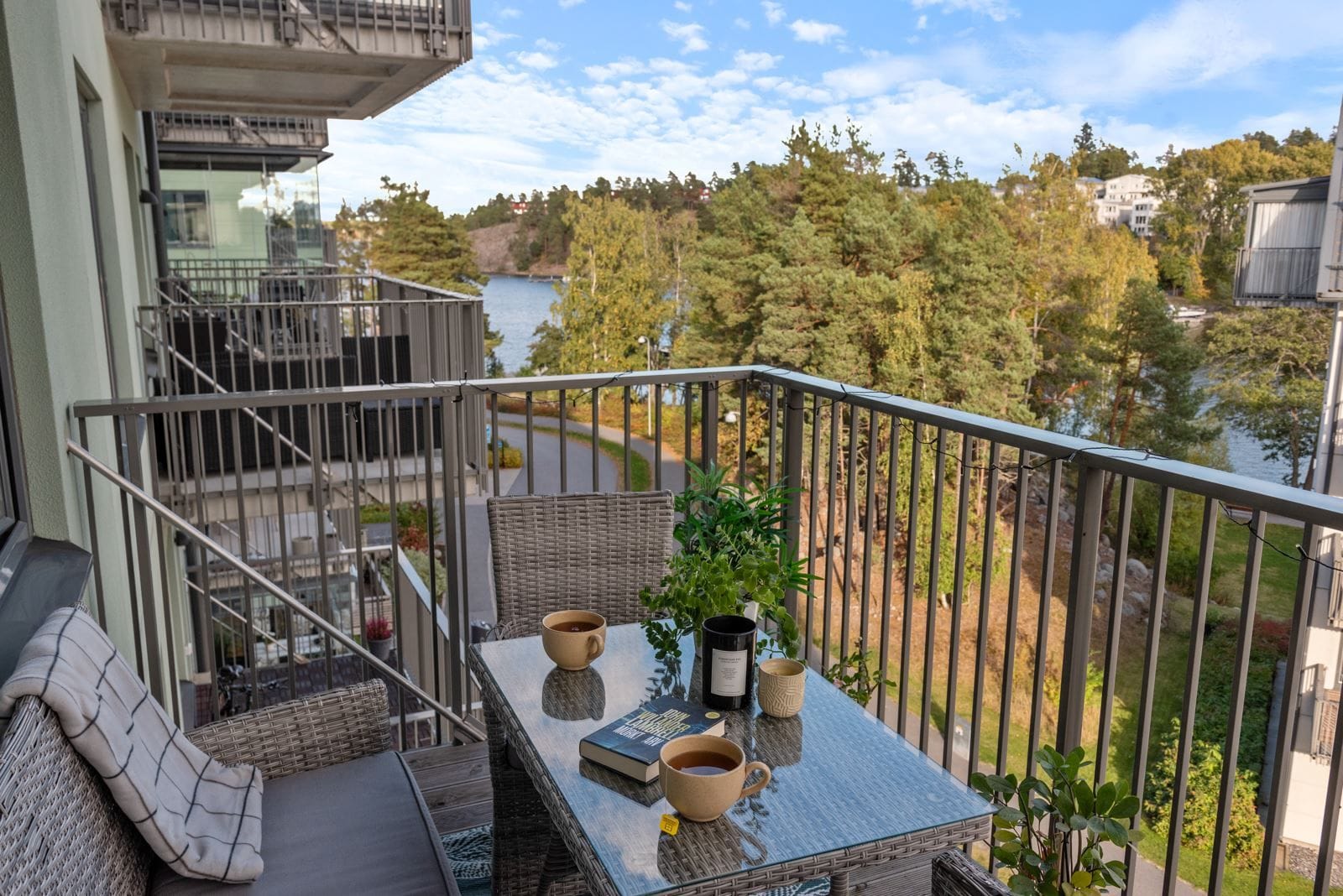 Generös balkong med fin utsikt