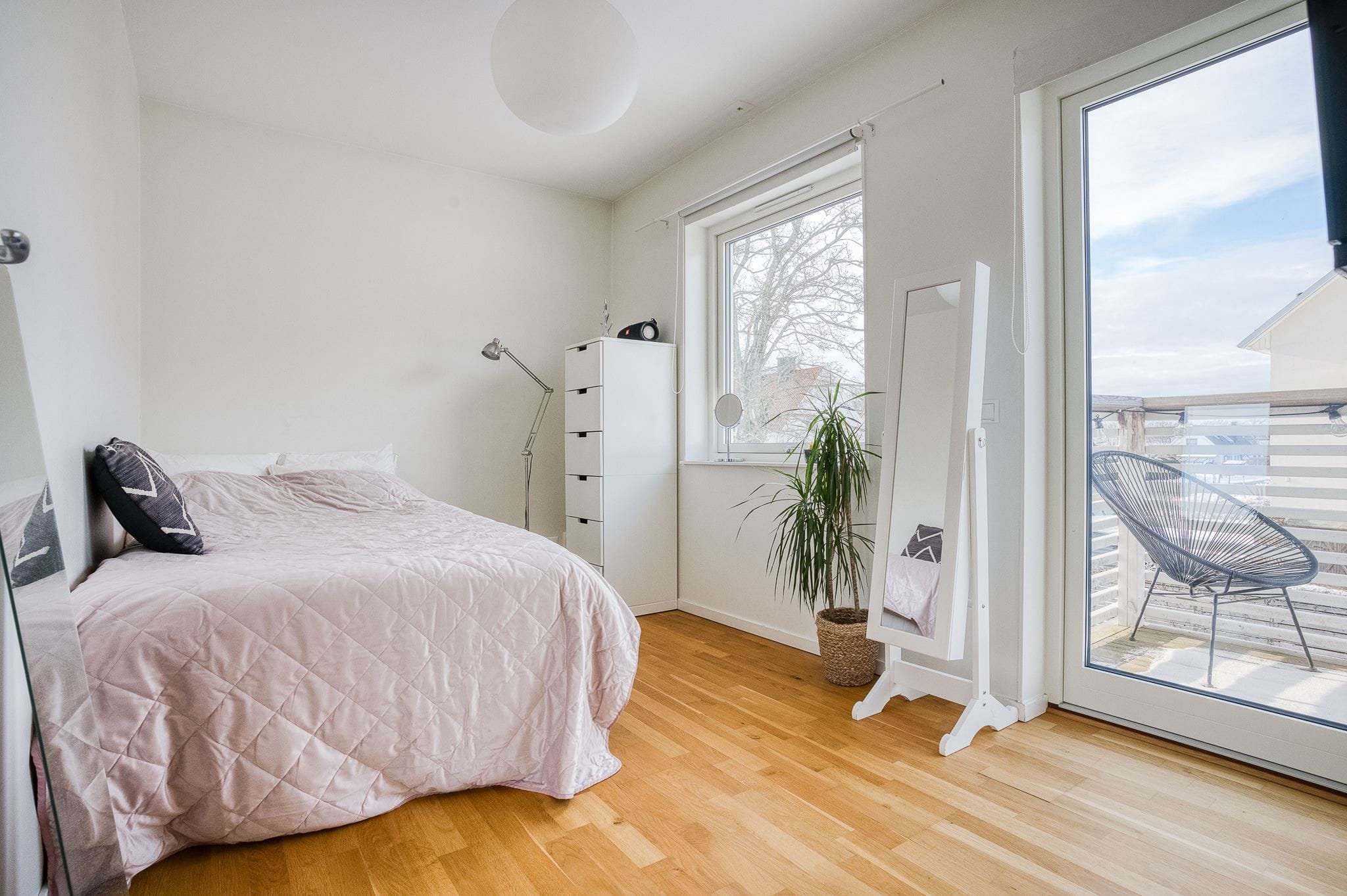 Sovrum med utgång till balkongen med kvällssol
