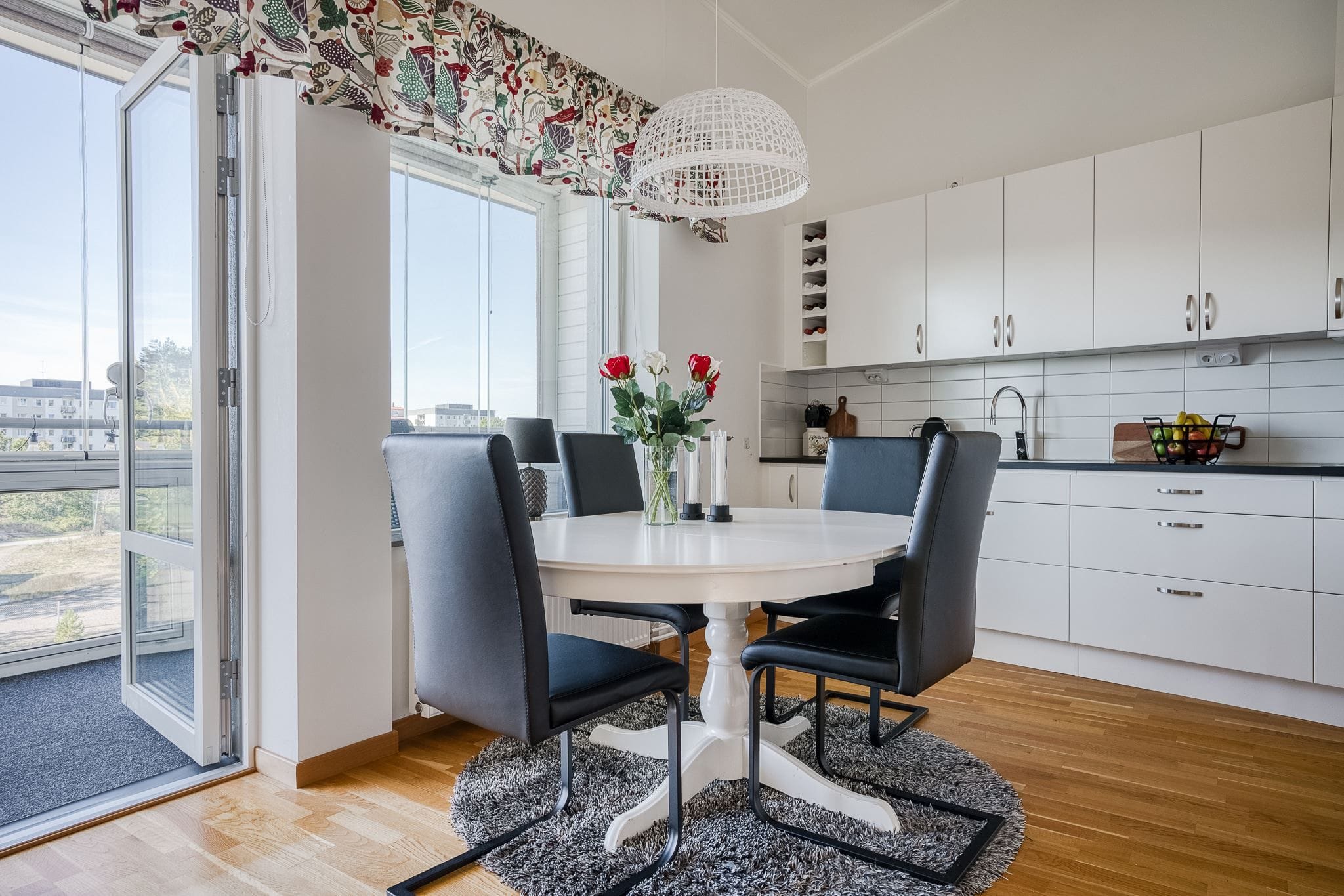 Ljust kök med matplats