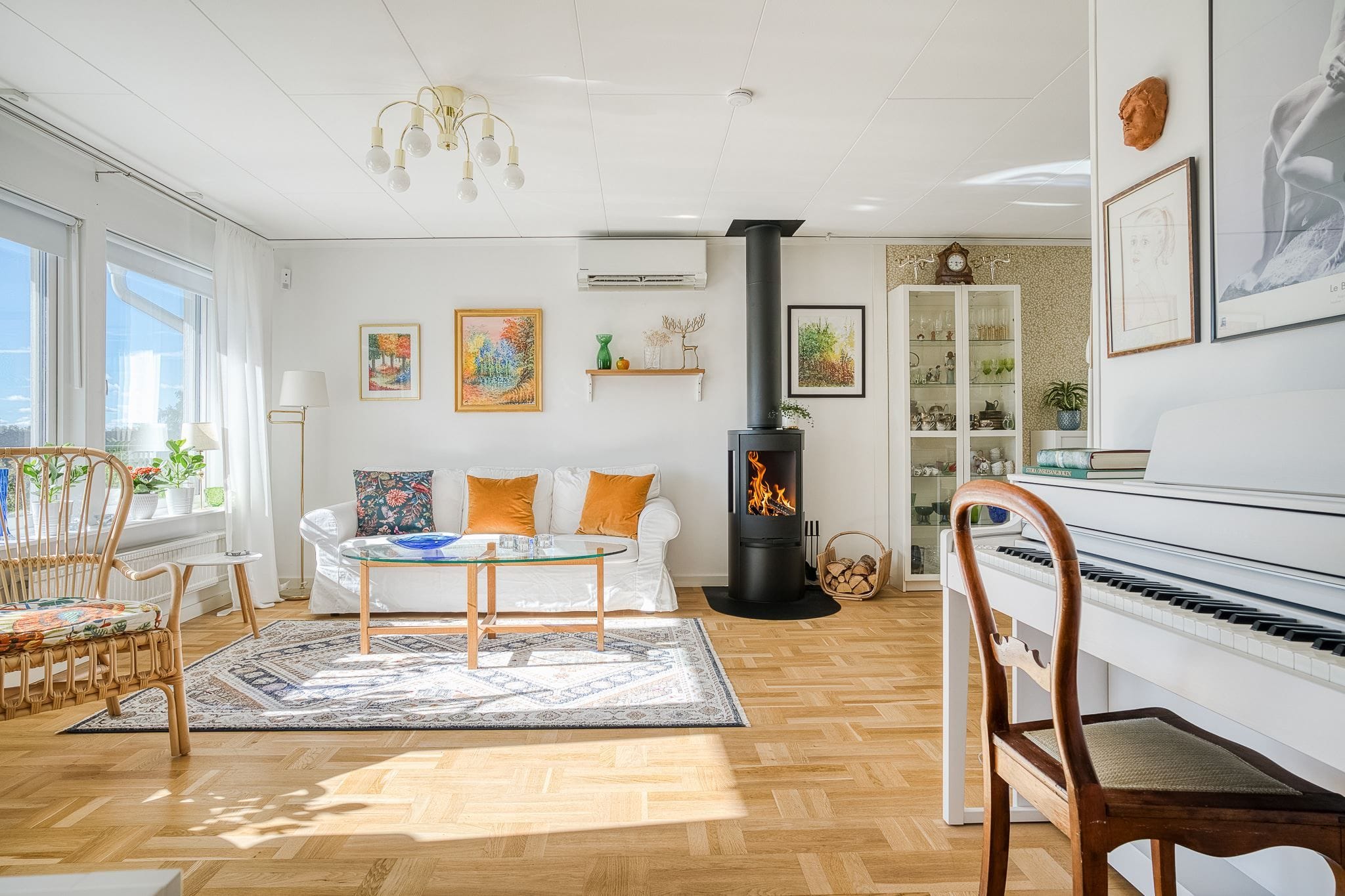Vardagsrum med braskamin