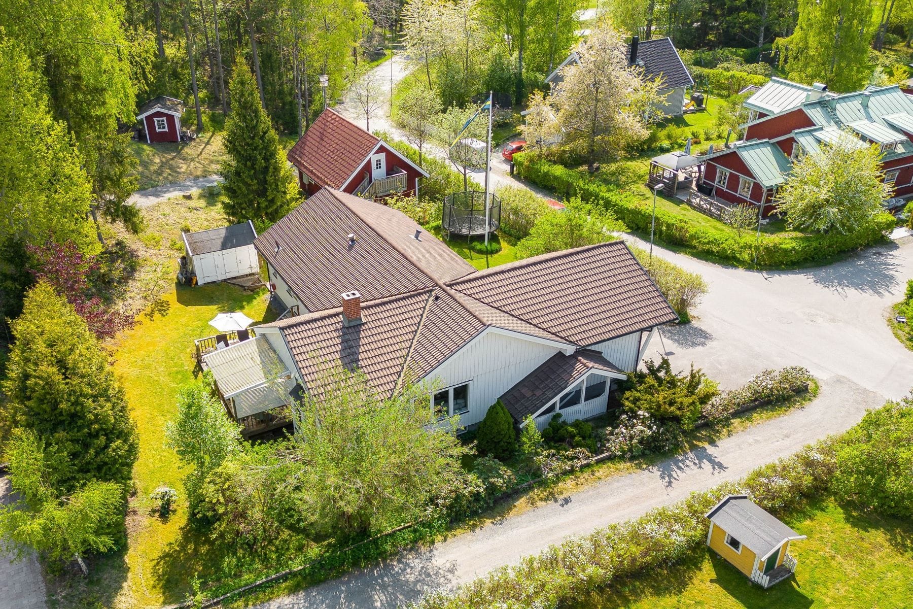 Huset och trädgården sett från ovan