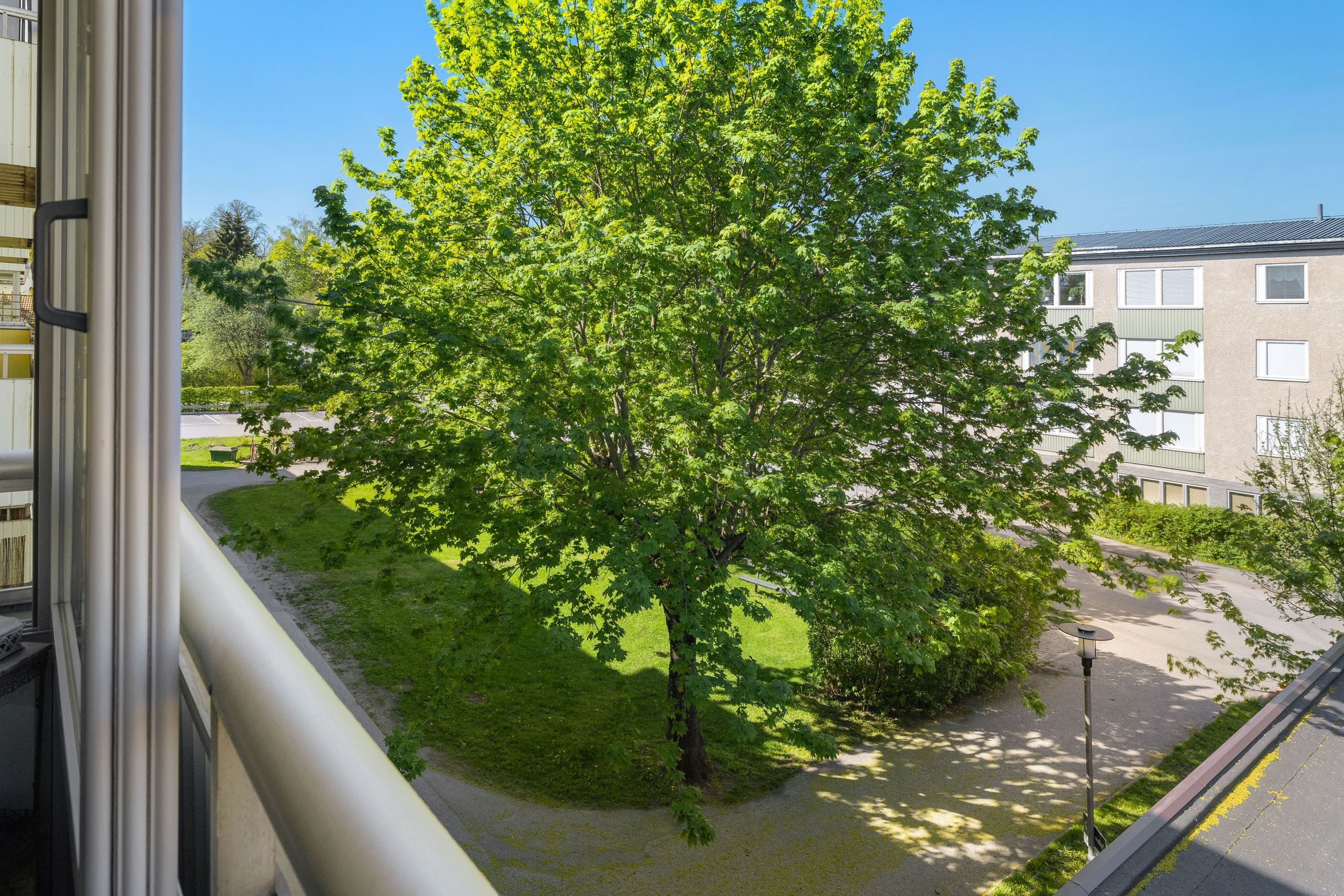 Vy mot innergård från balkongen
