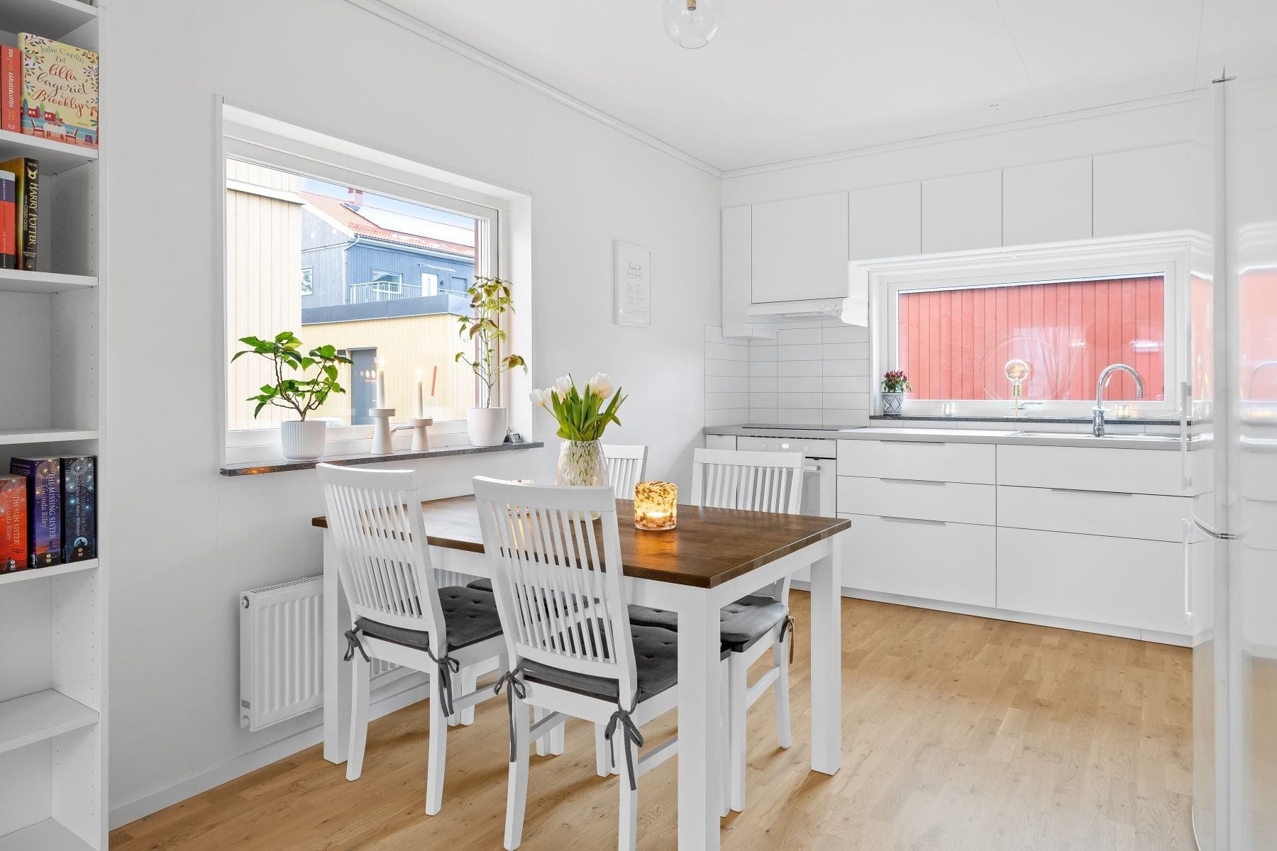 Matplats intill fönster