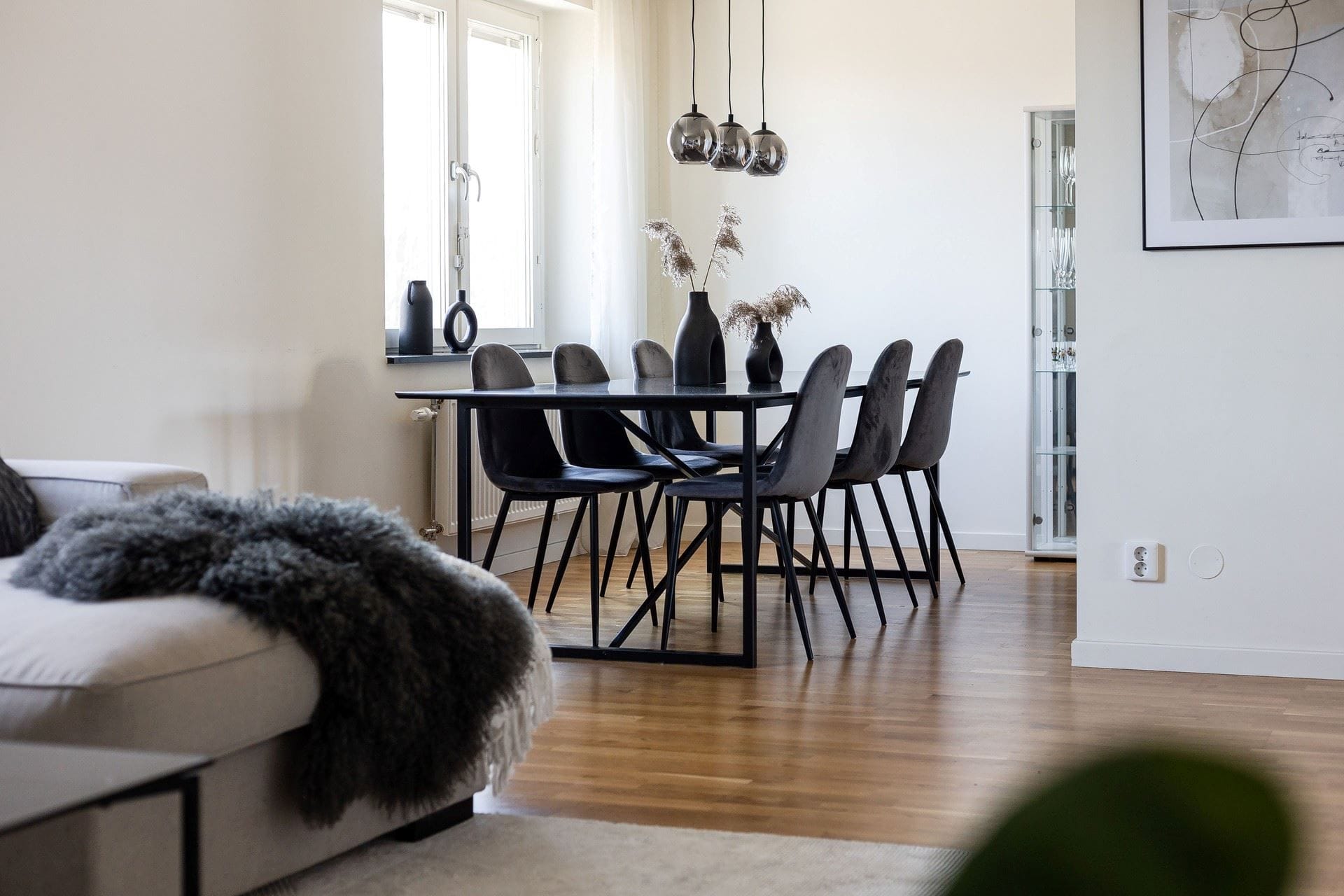 Naturlig matplats vid fönstret