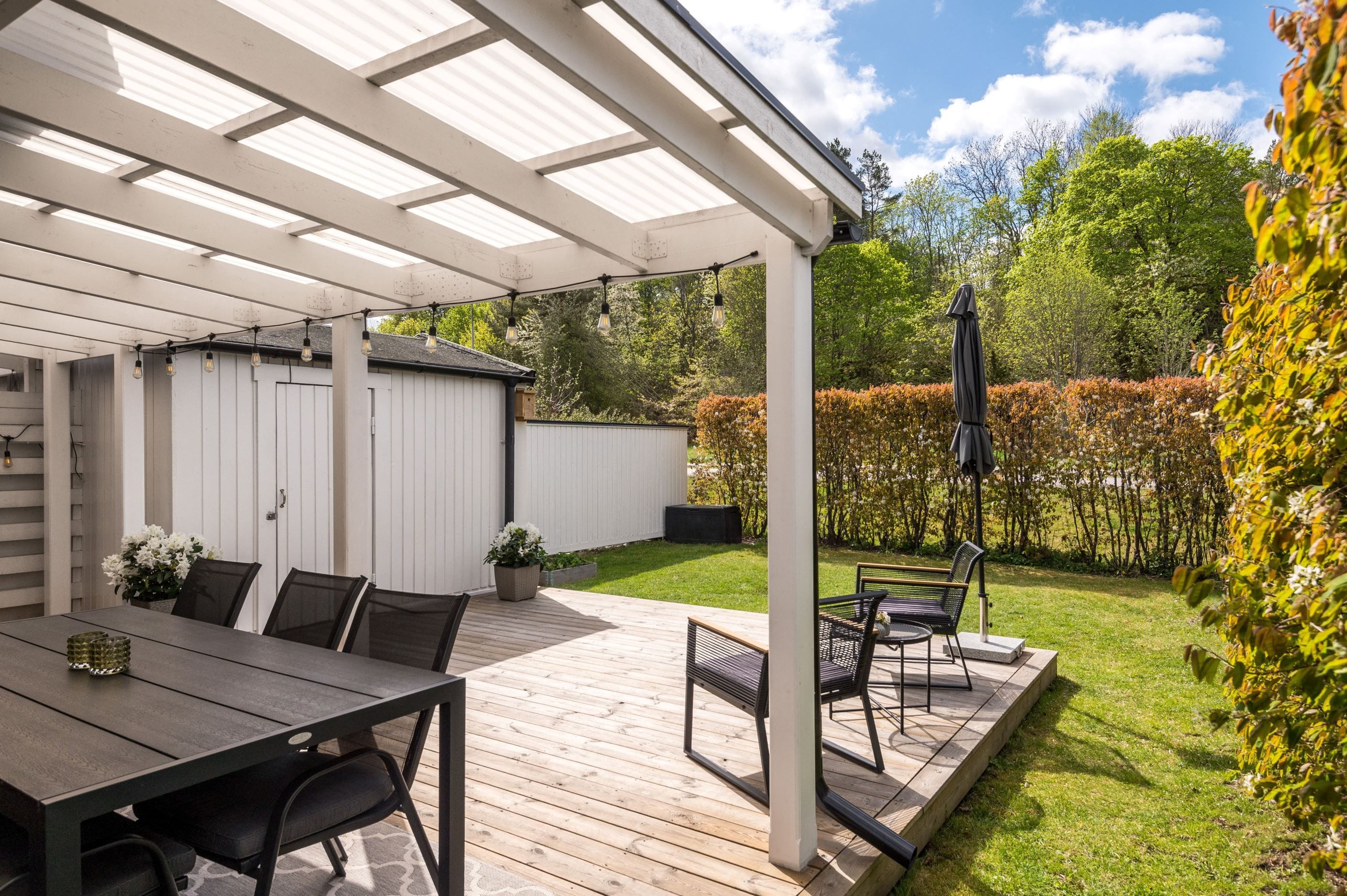 Stor altan för avkoppling i en trivsam utemiljö