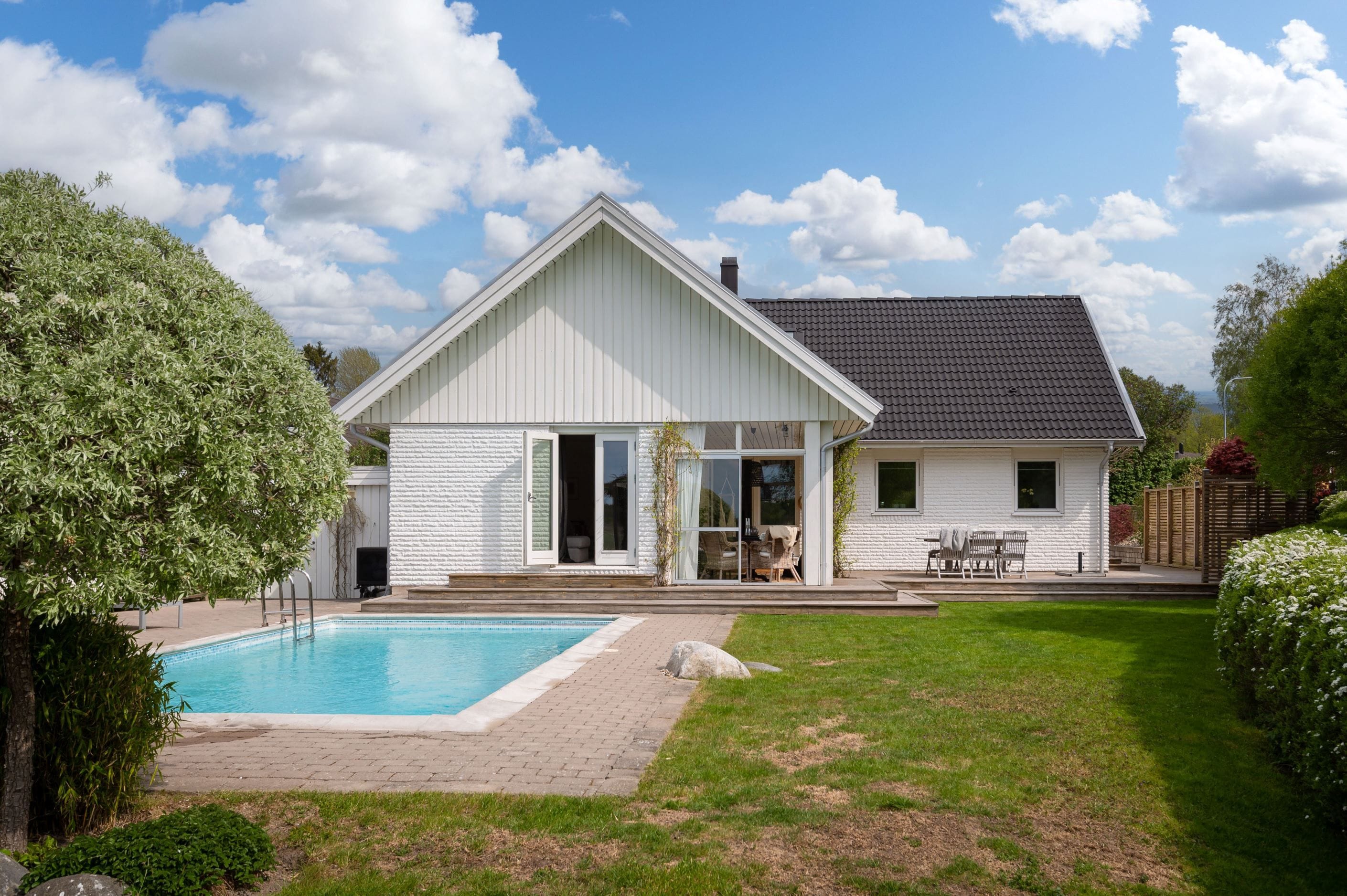 Soliga sommardagar vid poolen