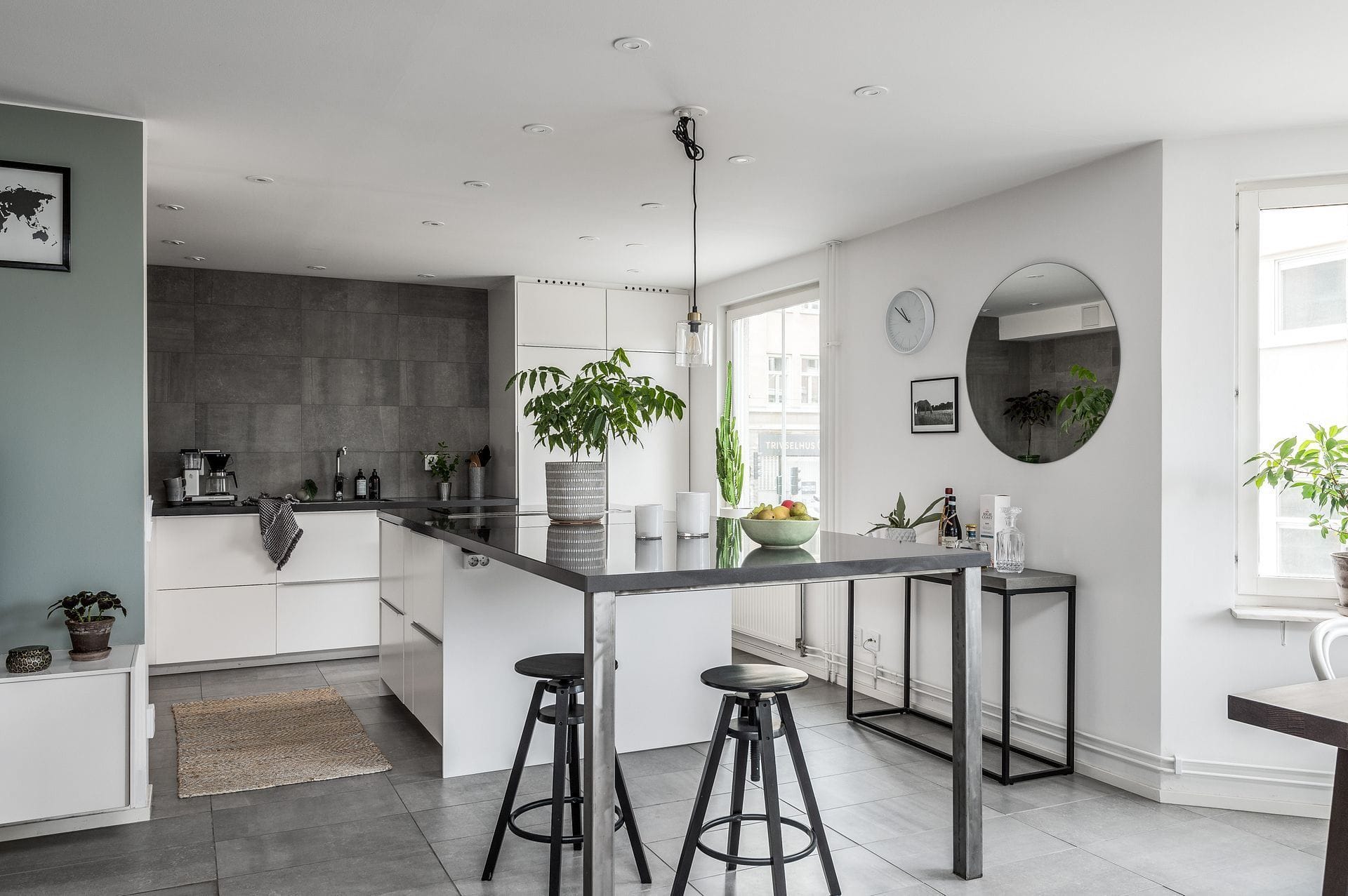Toppmodern lägenhet med stilrena materialval
