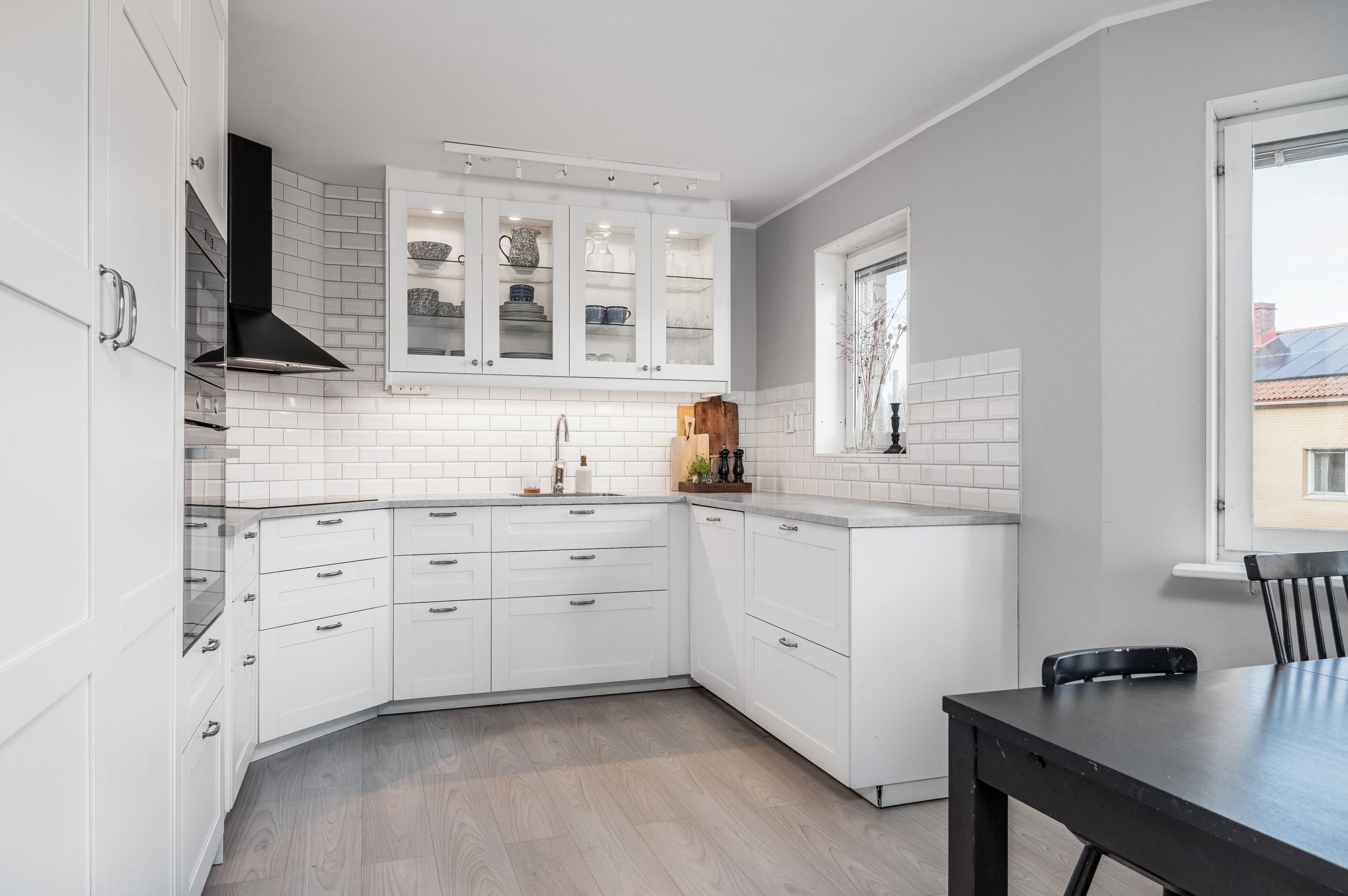 Ljust och fint kök med plats för matbord