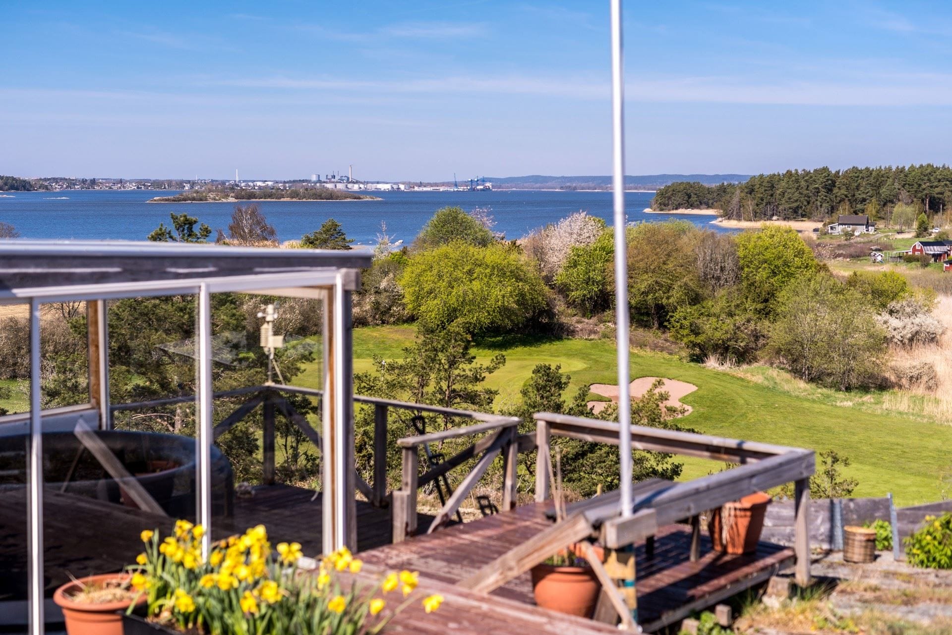 Oslagbar utsikt med mot både golfbanan och havet