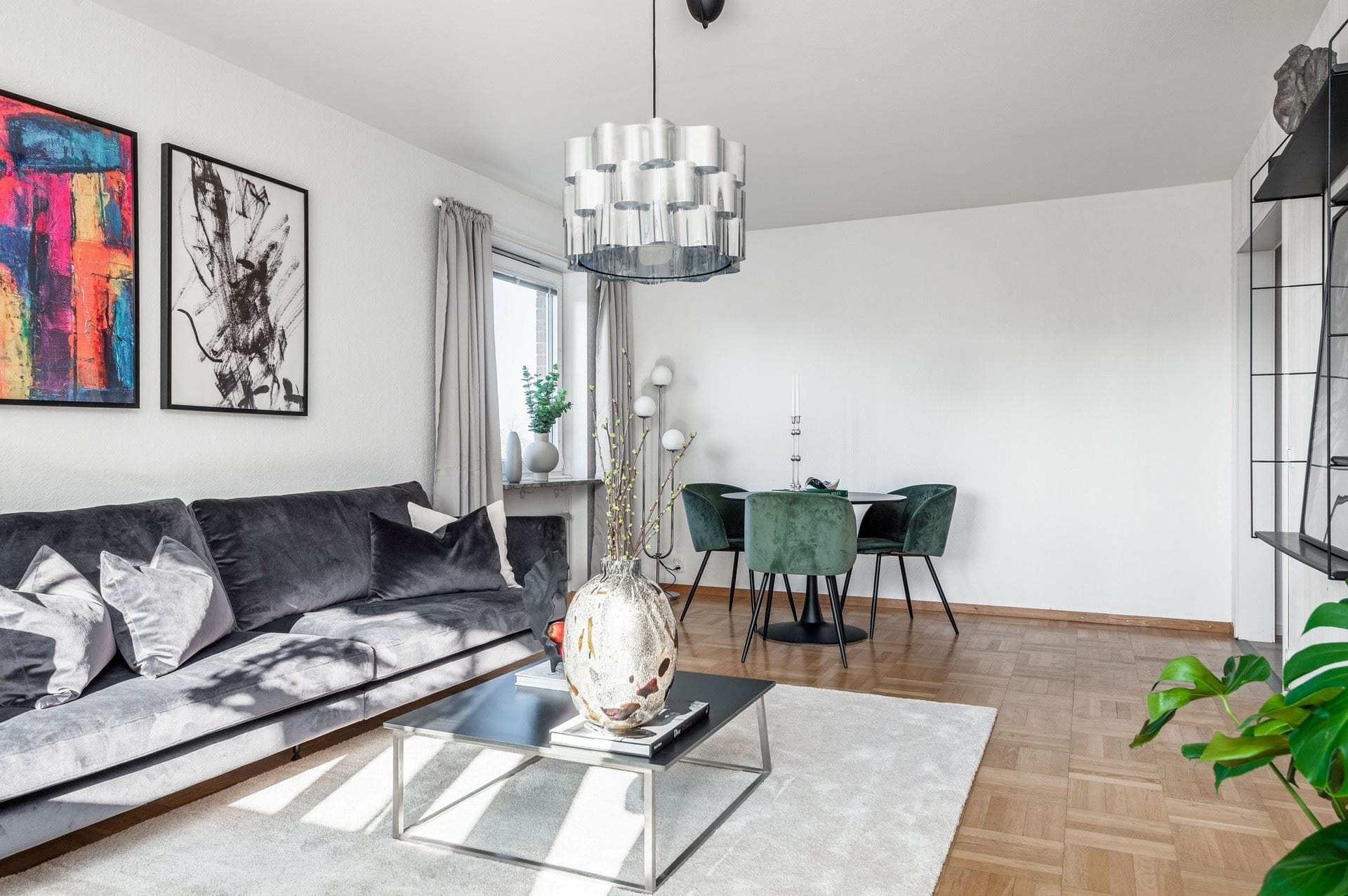 I vardagsrummet finns plats för middagsbord