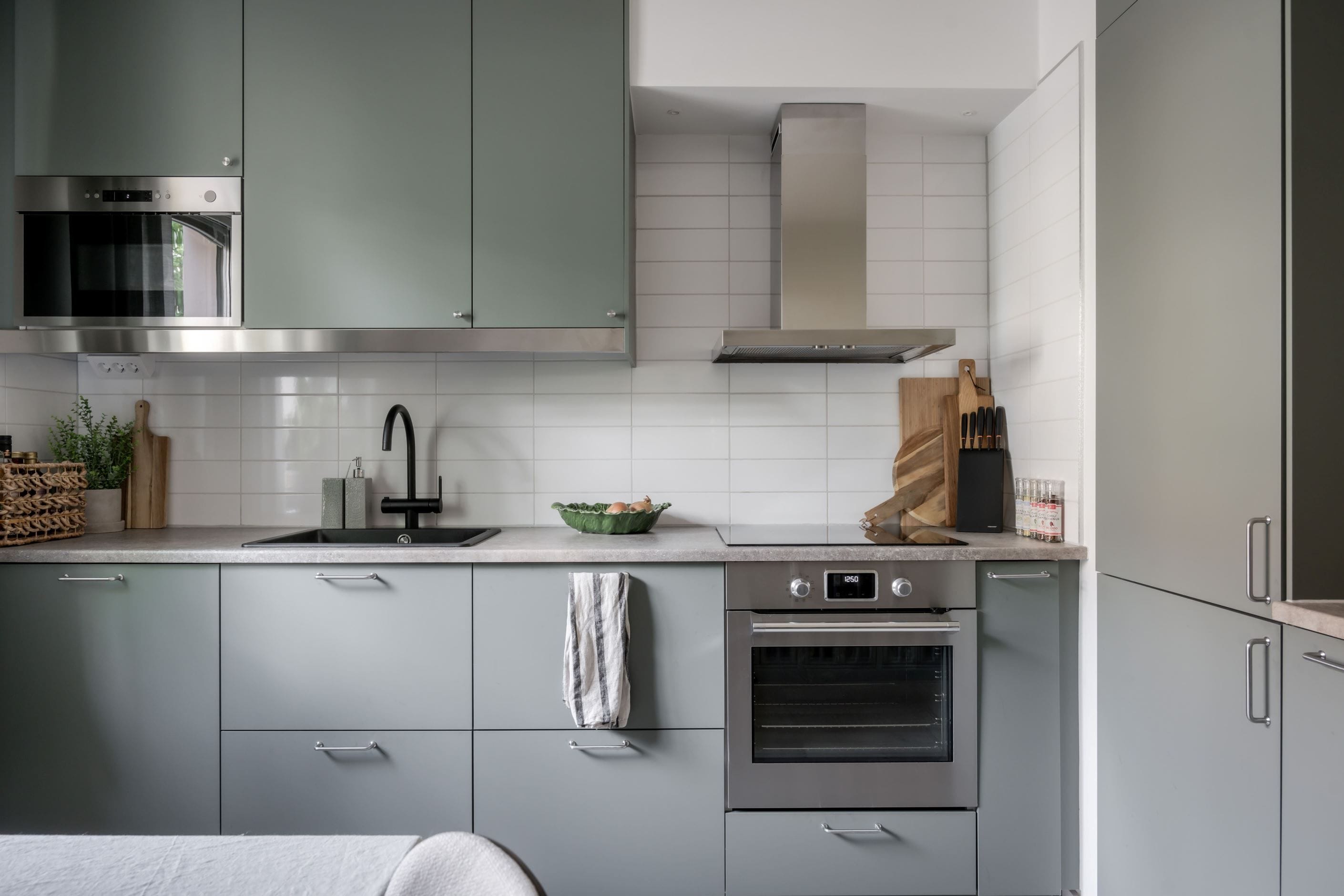 Köket är stilrent renoverat med fina färg- och materialval