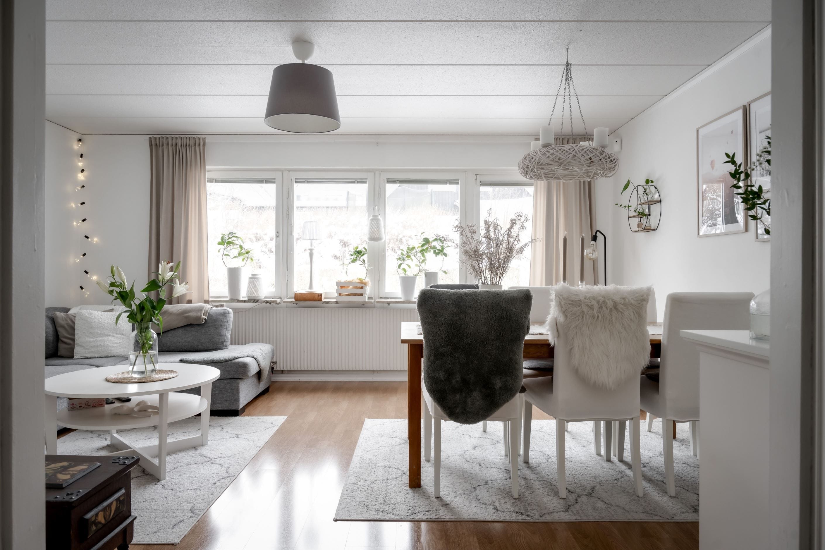 Ljust och trivsamt vardagsrum med utgång till altan