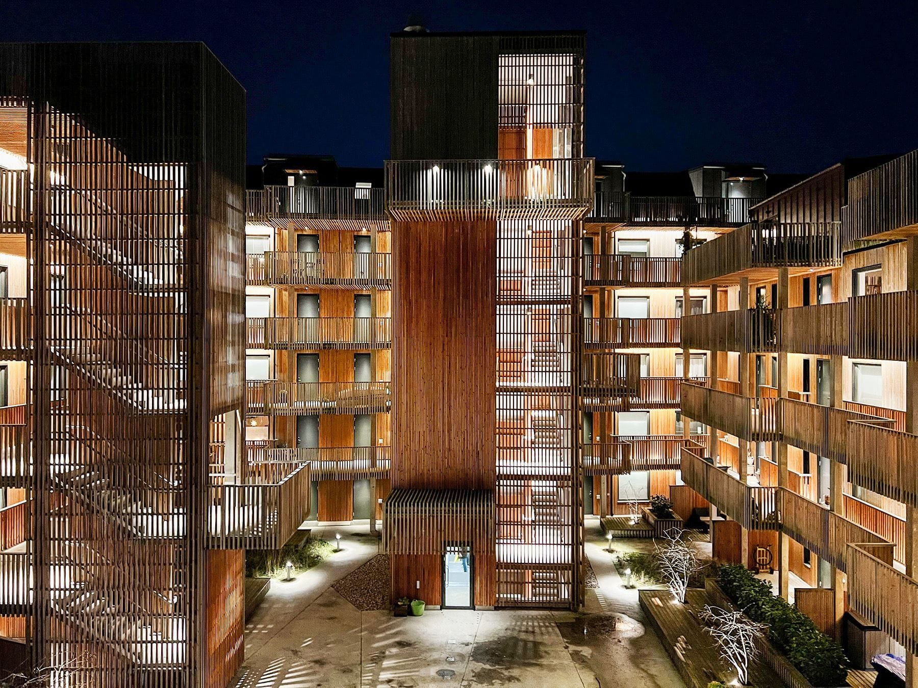 Arkitektritad innergård som belyses magiskt på kvällen