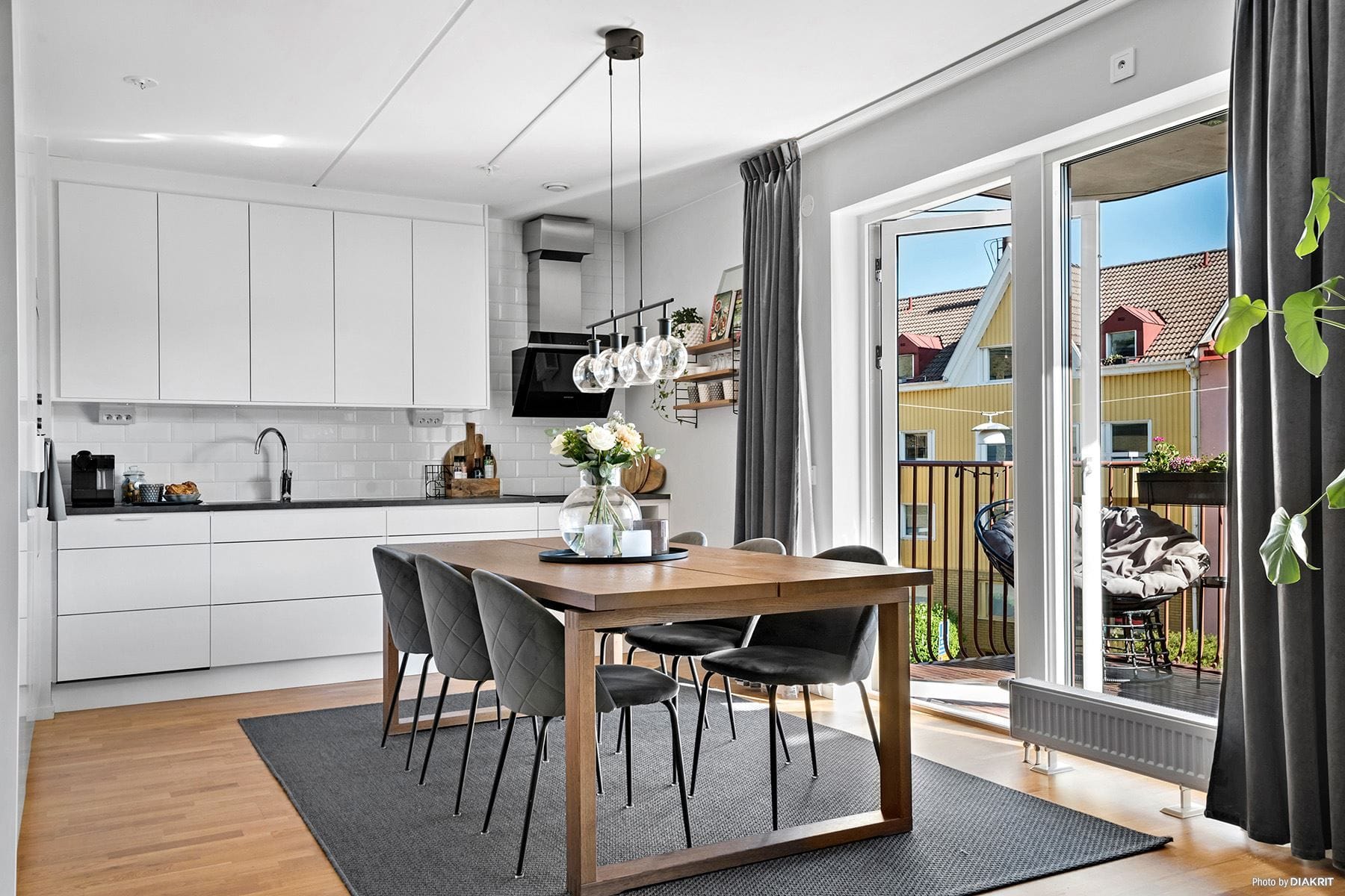 Ljust och modernt kök med plats för ett stort matbord