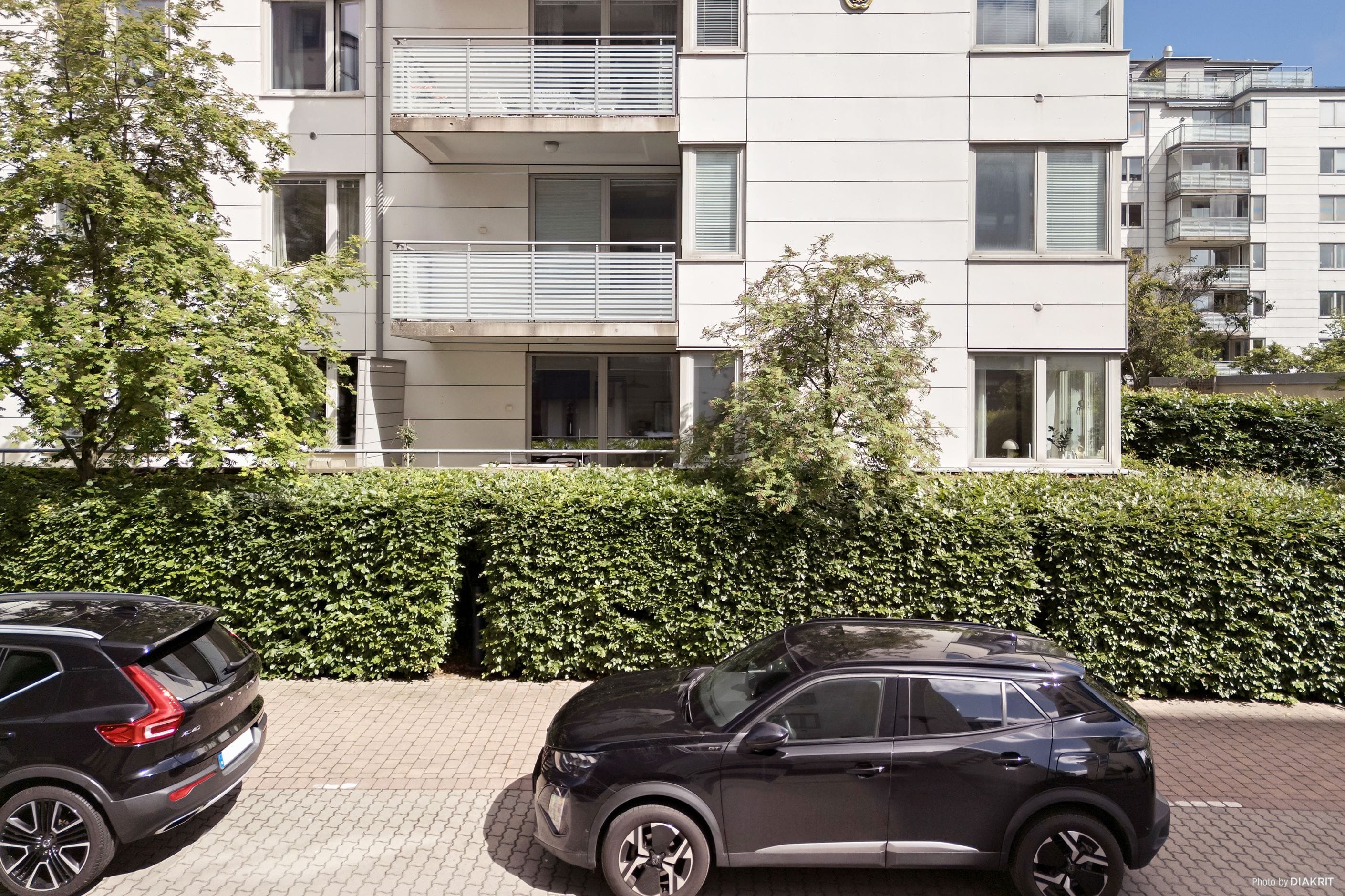 Höga häckar och från gatan en bit upp
