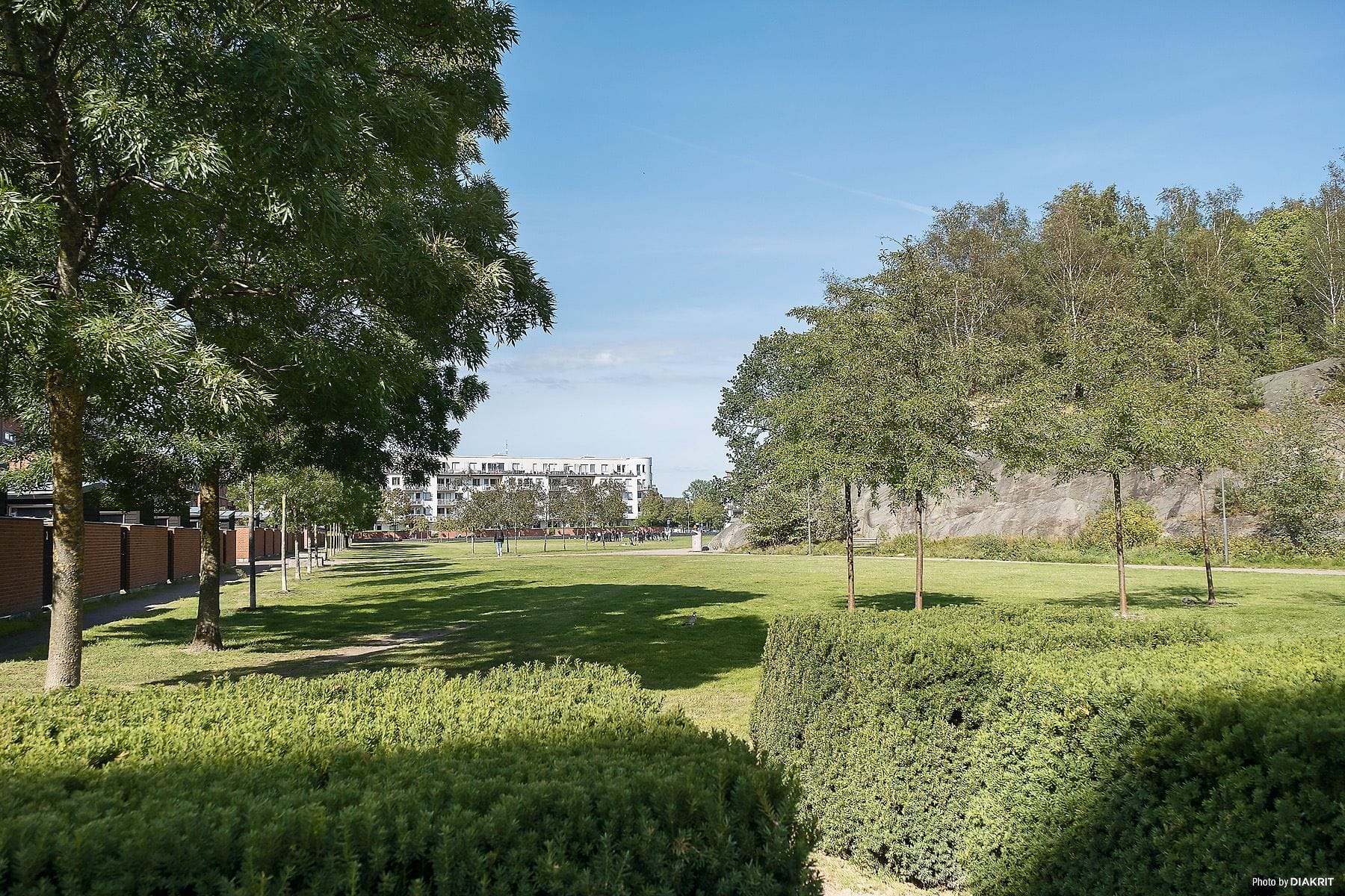 Park med grönytor, lekplats m.m runt hörnet