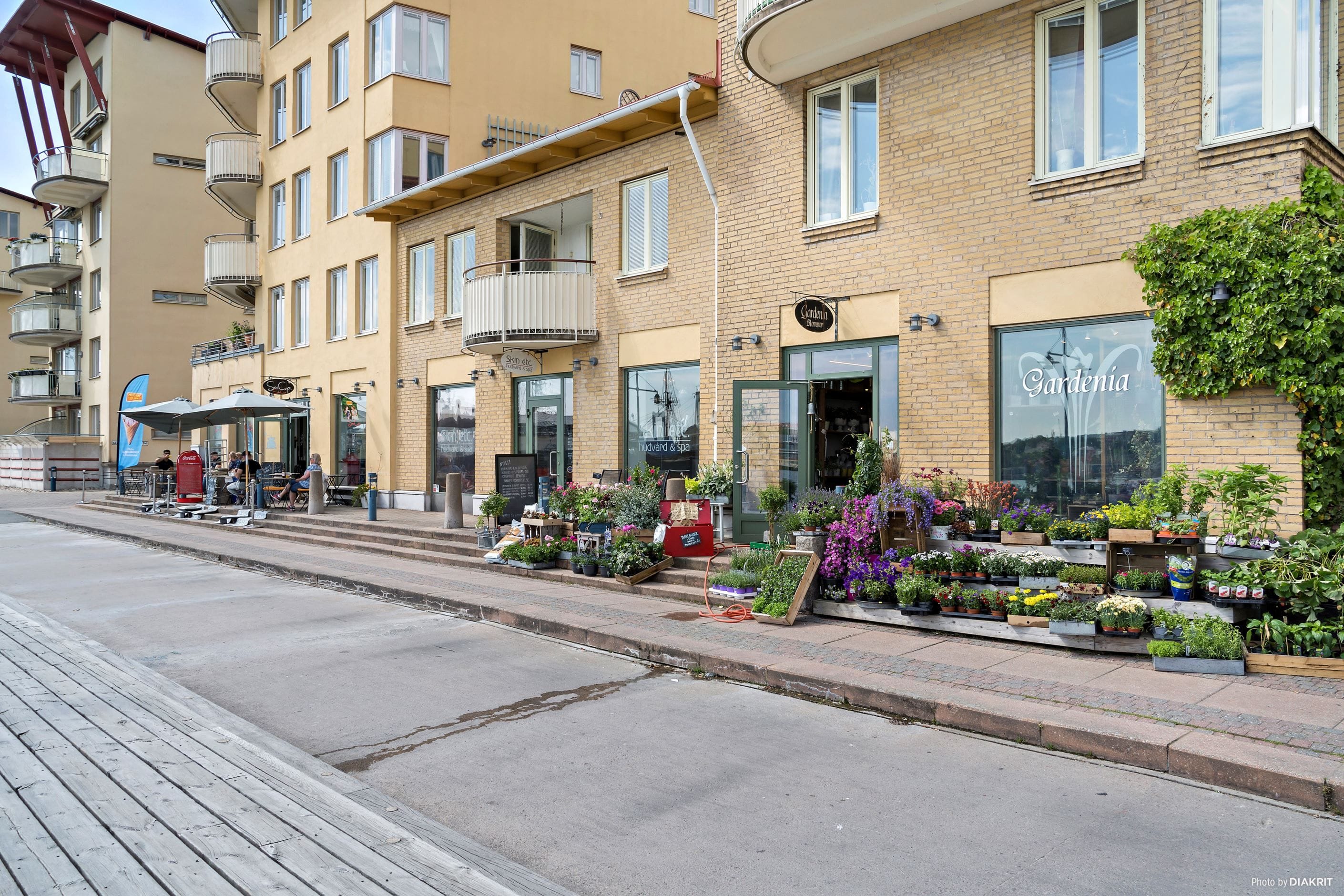 Caféer och butiker lite överallt
