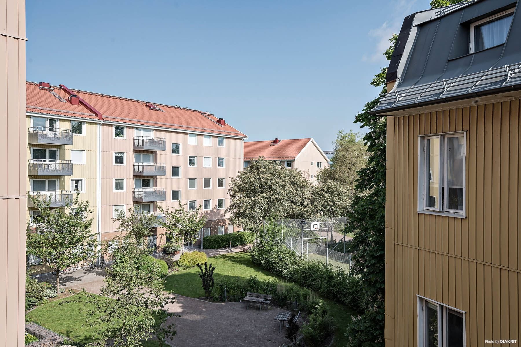 Vy ut mot den gröna innergården